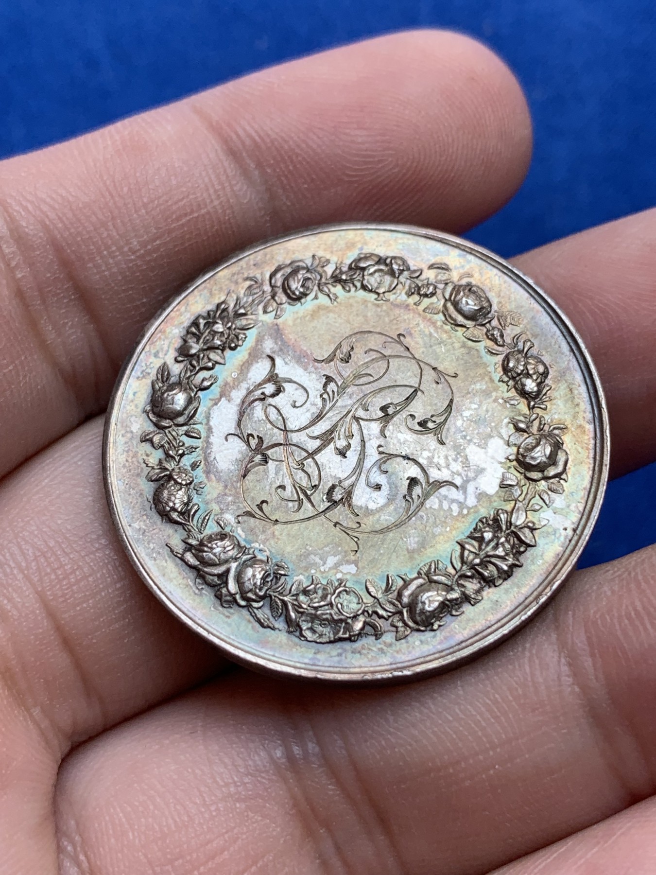《竞宝斋》第201场-周日，周一 2场 (全场包邮) 法国1886年结婚纪念银章 绚丽包浆，品相不错  直径：34 毫米  重量：18克  边铭：丰饶角＋银标＋ 手工刻花非常漂亮