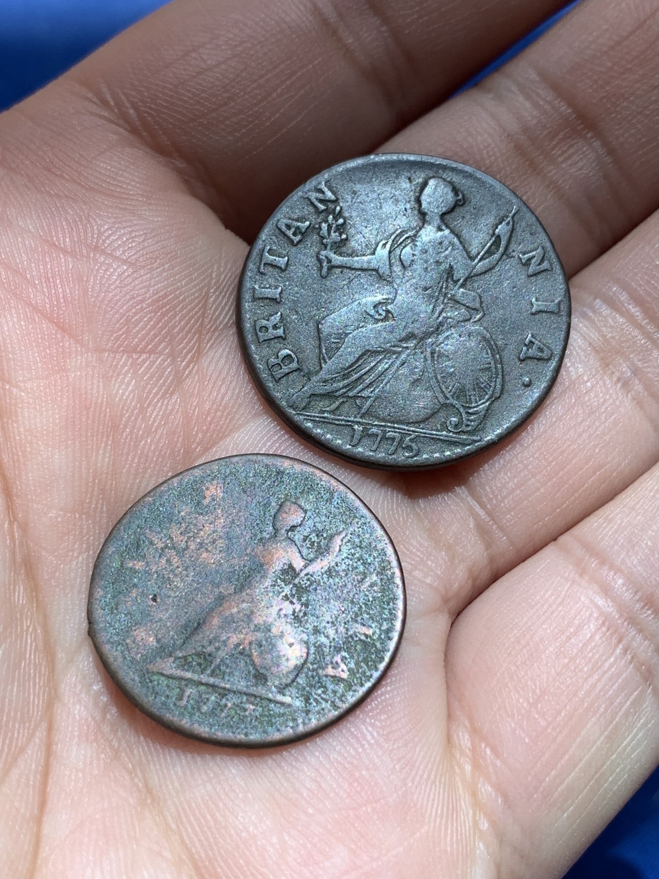 《竞宝斋》第201场-周日，周一 2场 (全场包邮) 1775年英国乔治三世半便士铜币 乔三第一版半便士，克书价极高，VF品都要200刀，远比后期版本贵，赠1773年乔三法新弱品一枚