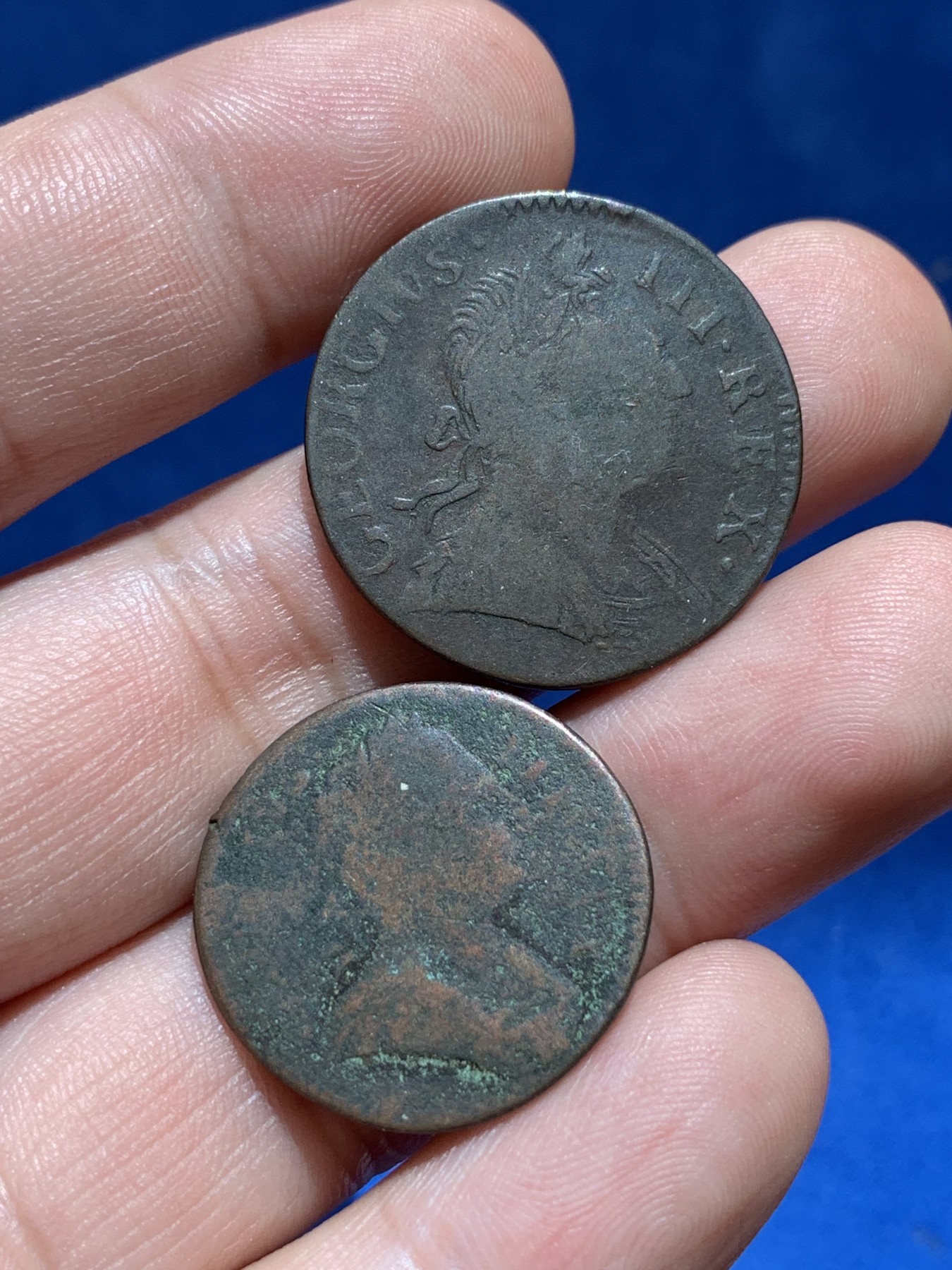 《竞宝斋》第201场-周日，周一 2场 (全场包邮) 1775年英国乔治三世半便士铜币 乔三第一版半便士，克书价极高，VF品都要200刀，远比后期版本贵，赠1773年乔三法新弱品一枚