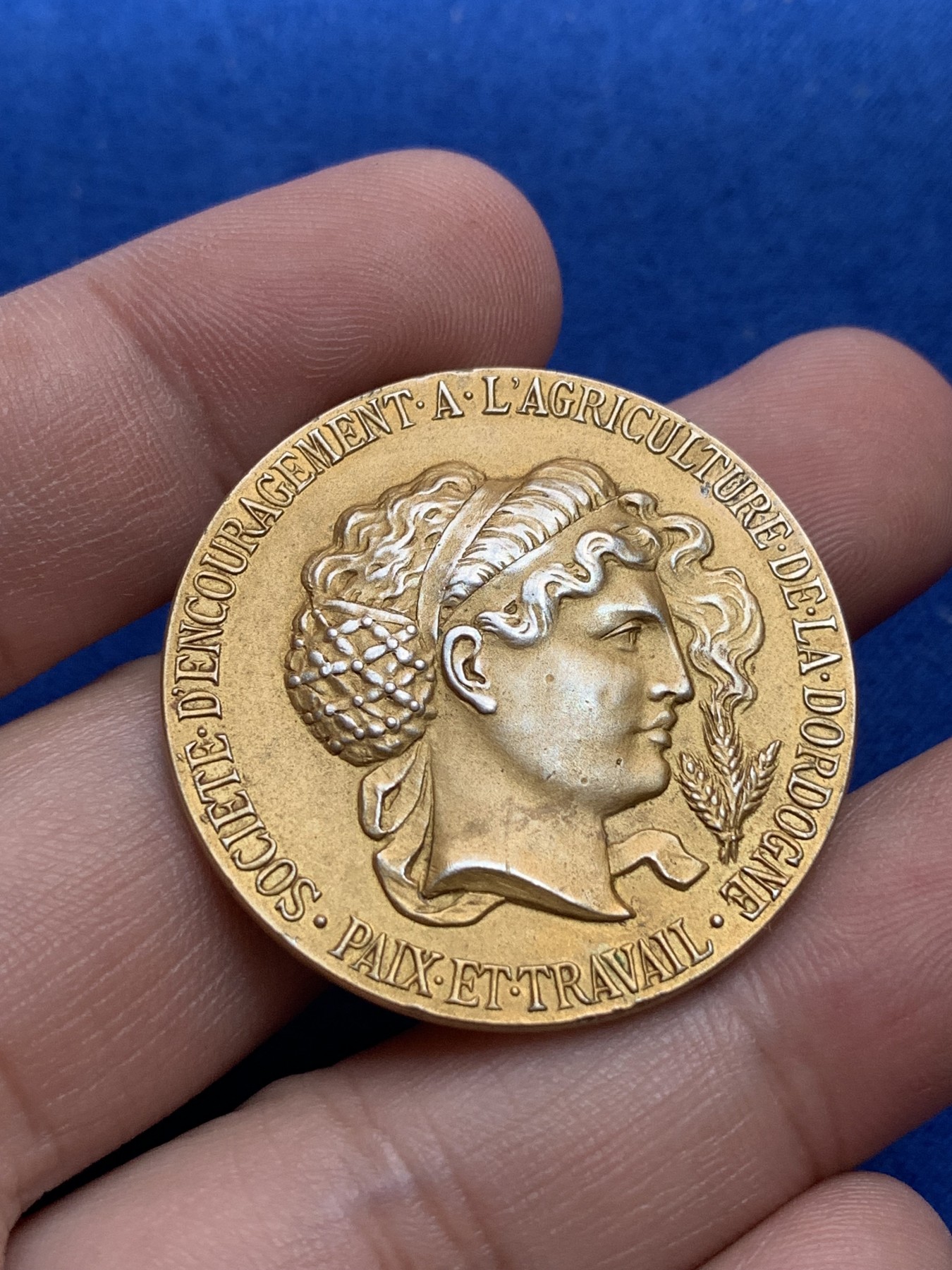 《竞宝斋》第201场-周日，周一 2场 (全场包邮) 法国农业玛丽安娜镀金银章   直径：35.8mm  重量：22.8g   边铭：丰饶角加银标