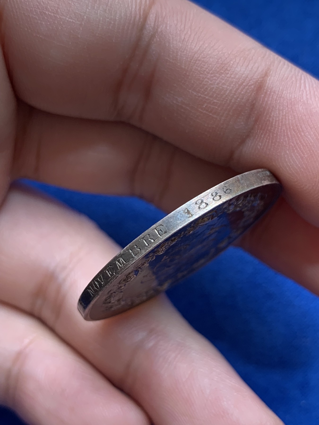 《竞宝斋》第201场-周日，周一 2场 (全场包邮) 法国1886年结婚纪念银章 绚丽包浆，品相不错  直径：34 毫米  重量：18克  边铭：丰饶角＋银标＋ 手工刻花非常漂亮