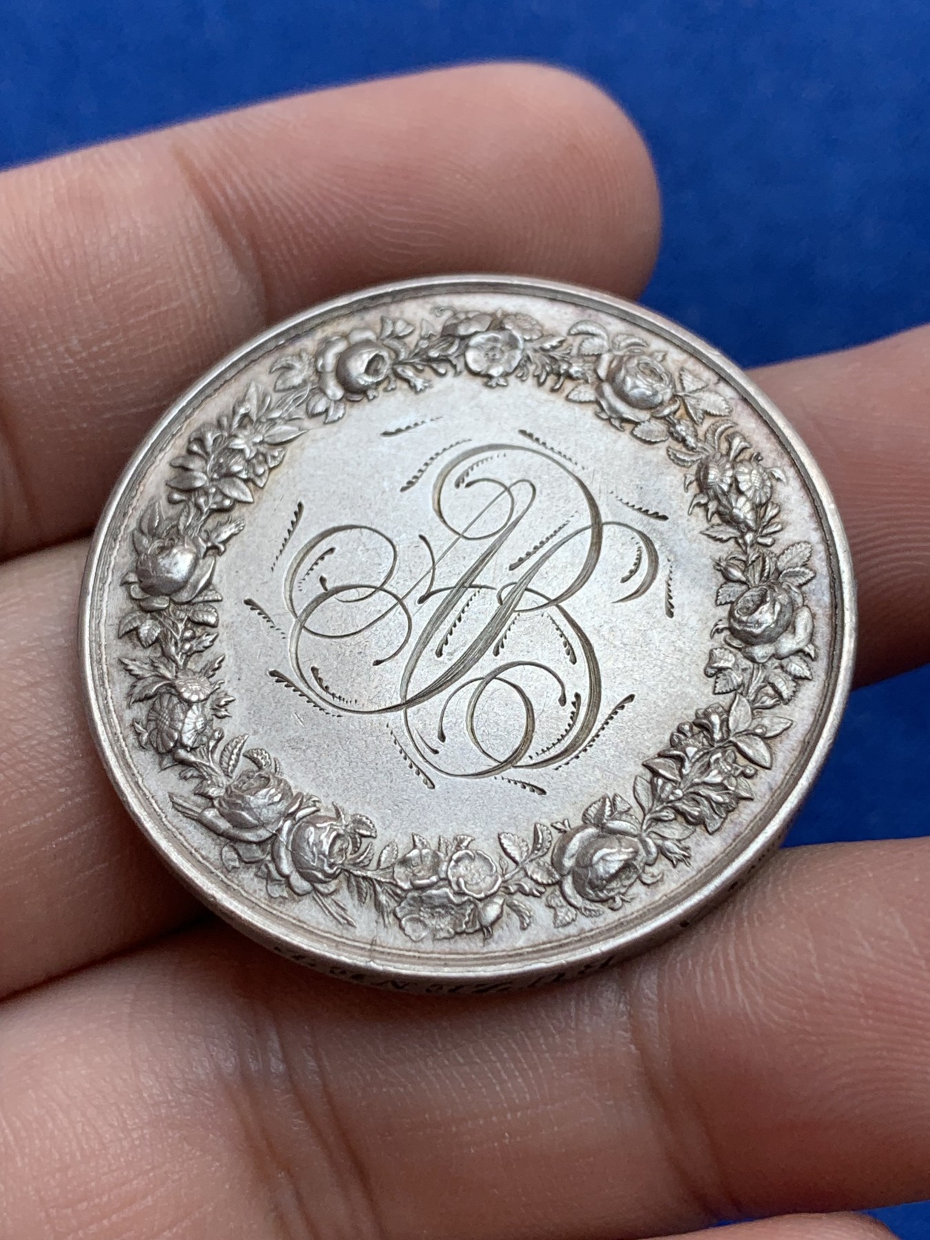 《竞宝斋》第201场-周日，周一 2场 (全场包邮) 法国1876年结婚纪念银章  较大较少版本  直径：36 毫米  重量：21.8克  边铭：蜜蜂＋银标 品种很不错