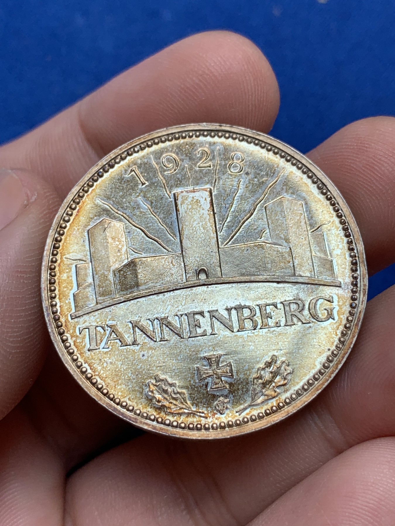 《竞宝斋》第201场-周日，周一 2场 (全场包邮) 1928年 德国 兴登堡 坦能堡大捷银章 淡金包浆 少见品种