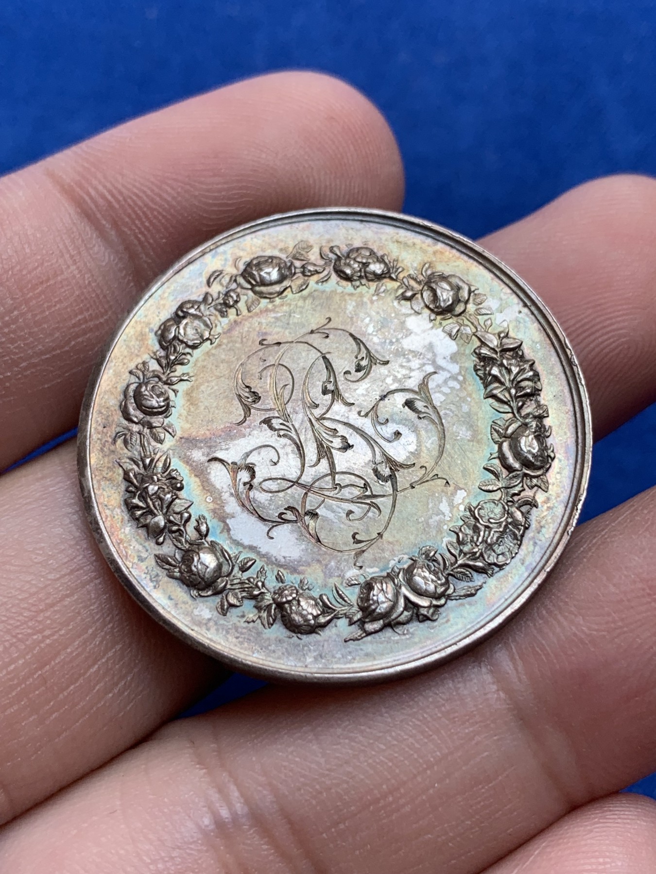 《竞宝斋》第201场-周日，周一 2场 (全场包邮) 法国1886年结婚纪念银章 绚丽包浆，品相不错  直径：34 毫米  重量：18克  边铭：丰饶角＋银标＋ 手工刻花非常漂亮