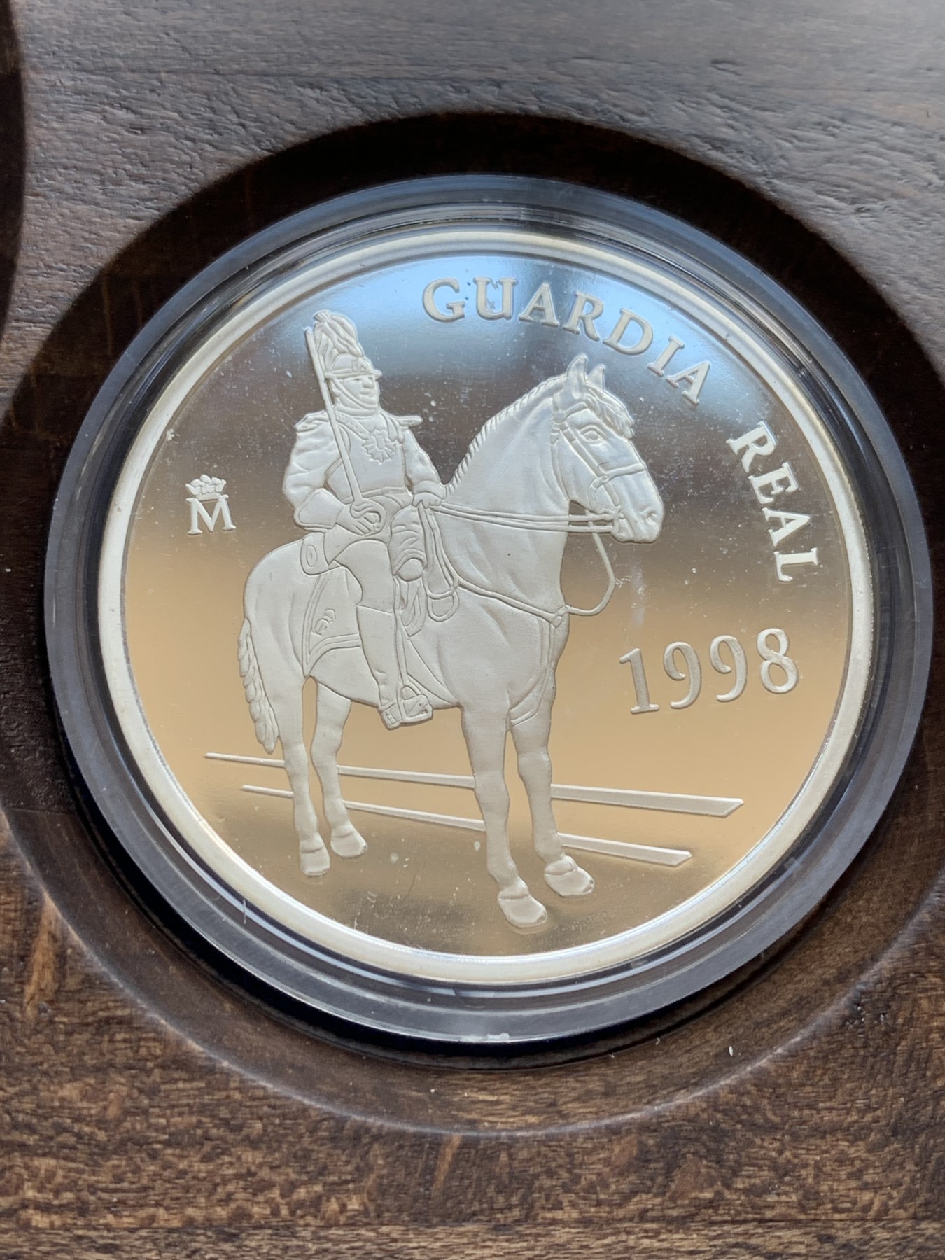 《竞宝斋》第201场-周日，周一 2场 (全场包邮) 西班牙1998年皇家卫队系列 1/5/25/200EURO原盒套币（含金币34.55克+重达209克 925银） 1枚 34.55克 大金币900金+1枚168.75克大银币+1枚33.62克+1枚6.72克