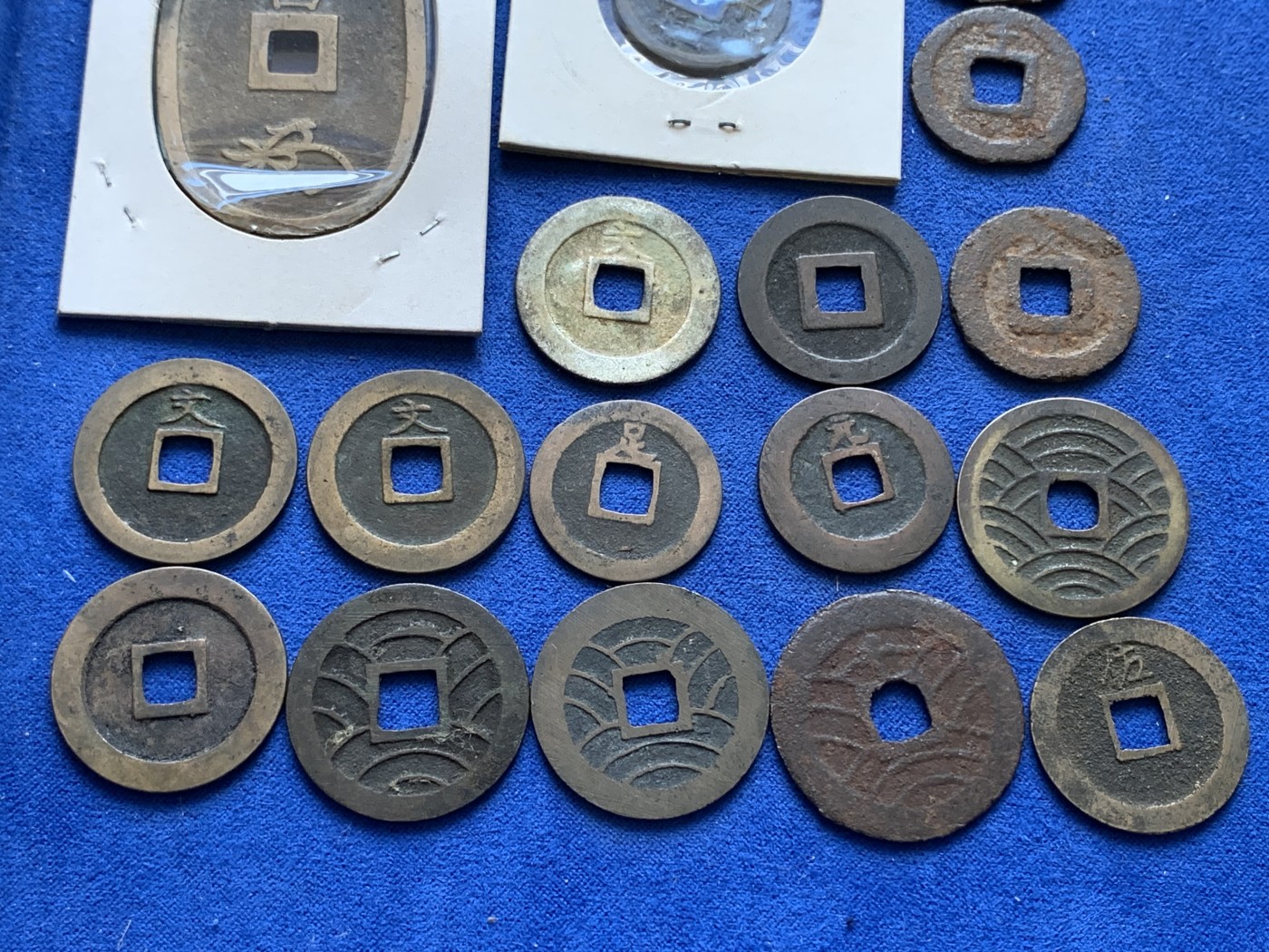 《竞宝斋》第201场-周日，周一 2场 (全场包邮) 日本铜钱一组25枚好品，含宽永背字背大佐、小佐，小，足，元，元。铁钱折二背千（少见），十，久。仙台通宝，天保通宝当百，古宽永，二十一波纹，十一波纹，文久永宝，有一枚鎏金，一枚鎏银。