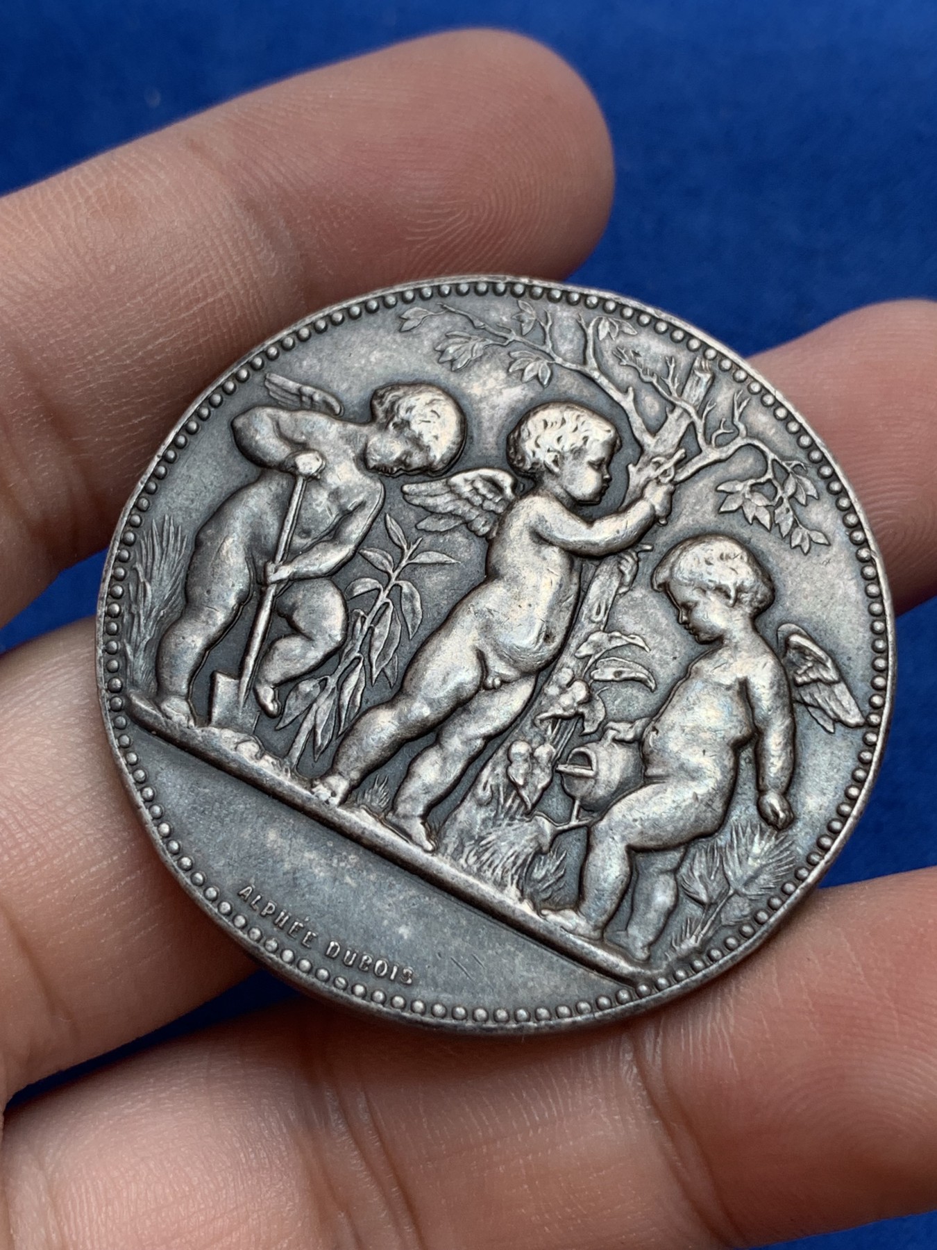 《竞宝斋》第201场-周日，周一 2场 (全场包邮) 法国1884年三小天使17届草莓展览纪念银章  直径：41mm  重量：38.16gr  边铭：丰饶角＋银标