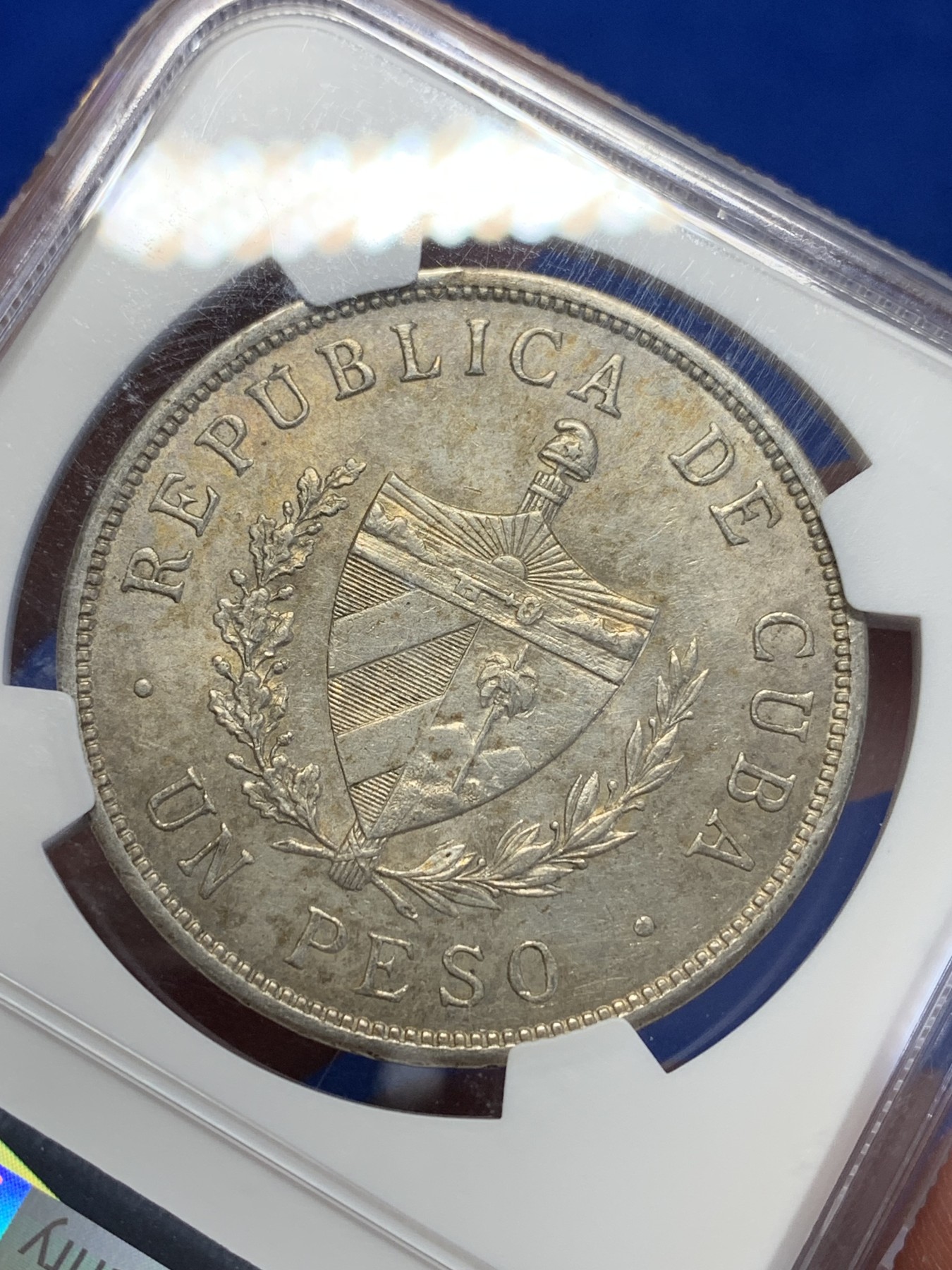 《竞宝斋》第201场-周日，周一 2场 (全场包邮) NGC  UNCD   1933 古巴大五星1比索大银币 淡金色包浆 品相没的说