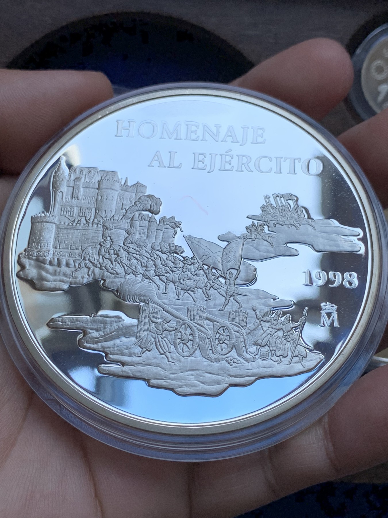 《竞宝斋》第201场-周日，周一 2场 (全场包邮) 西班牙1998年皇家卫队系列 1/5/25/200EURO原盒套币（含金币34.55克+重达209克 925银） 1枚 34.55克 大金币900金+1枚168.75克大银币+1枚33.62克+1枚6.72克