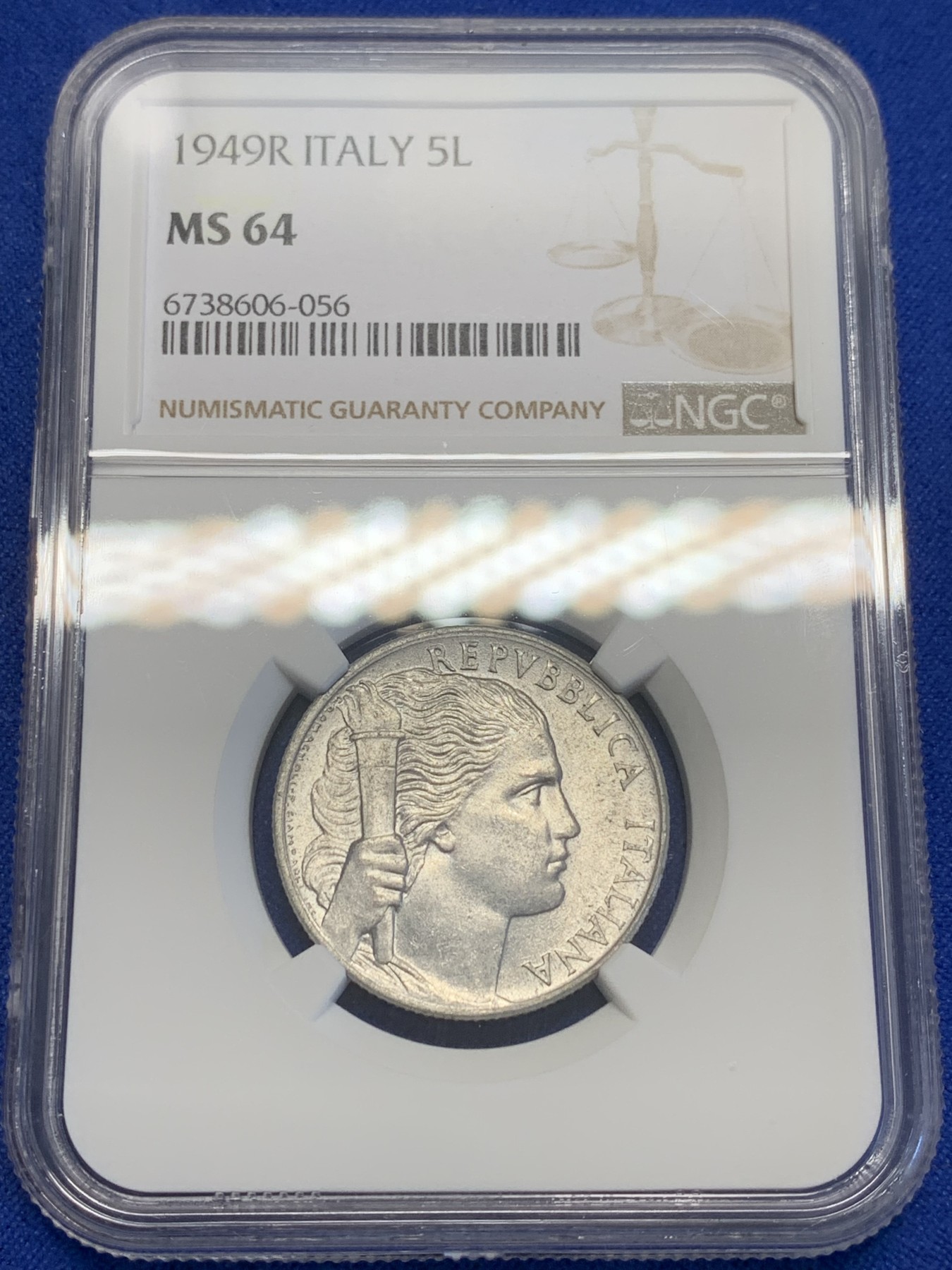 《竞宝斋》第201场-周日，周一 2场 (全场包邮) NGC-MS64 季军分 意大利1949年火炬女神5里拉，火炬女神与葡萄，极富艺术气息的意式设计。季军分数，更高分仅3枚，64高分不易