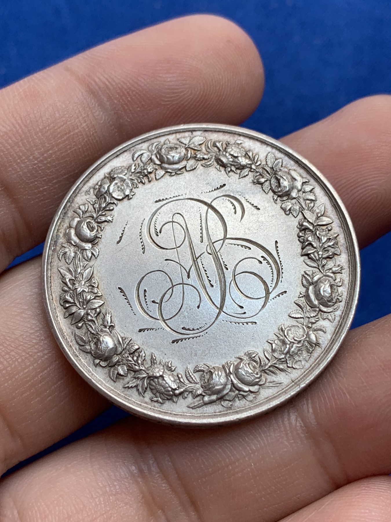 《竞宝斋》第201场-周日，周一 2场 (全场包邮) 法国1876年结婚纪念银章  较大较少版本  直径：36 毫米  重量：21.8克  边铭：蜜蜂＋银标 品种很不错