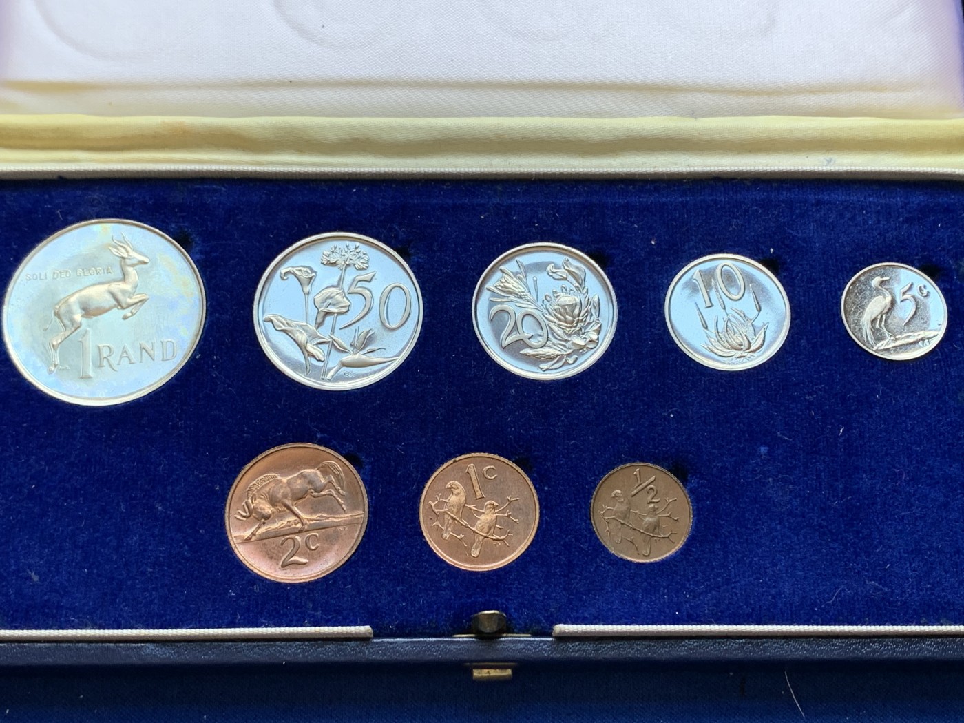 《竞宝斋》第201场-周日，周一 2场 (全场包邮) 南非 1971年套币最大最小2枚有氧化