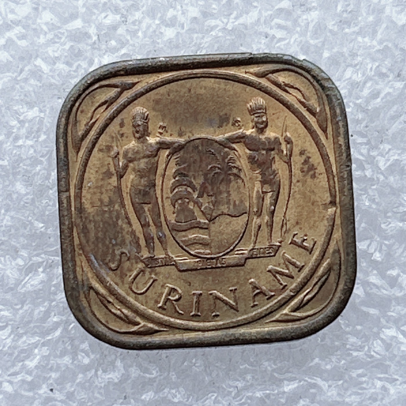 全场一元起拍 世界钱币散币场 第26期 苏里南1962年5分国徽版方形铜币 首版