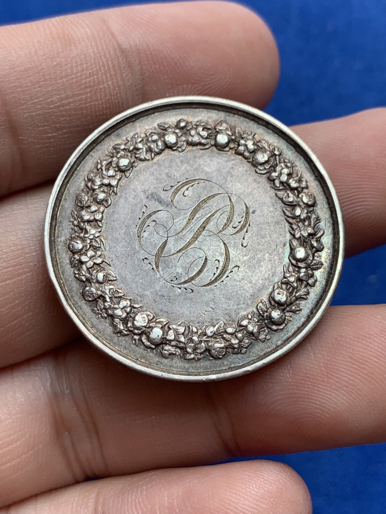 《竞宝斋》第201场-周日，周一 2场 (全场包邮) 法国 1858年 银质 婚章 淡金包浆 背面有花体雕刻 边上结婚的铭文 非常少见   16.1克  33.4mm直径 手指边铭 带银标