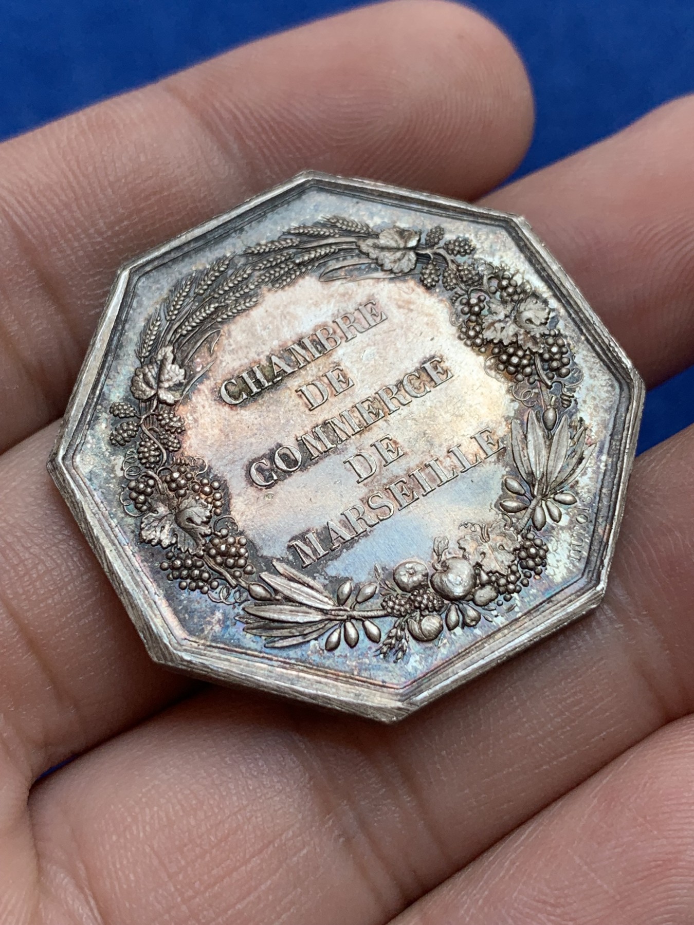 《竞宝斋》第201场-周日，周一 2场 (全场包邮) 法国1852年拿破仑三世 马赛商会 高浮雕 银制JETON代用币 大规格 好包浆 可以送评 对角37.8mm  18.8克