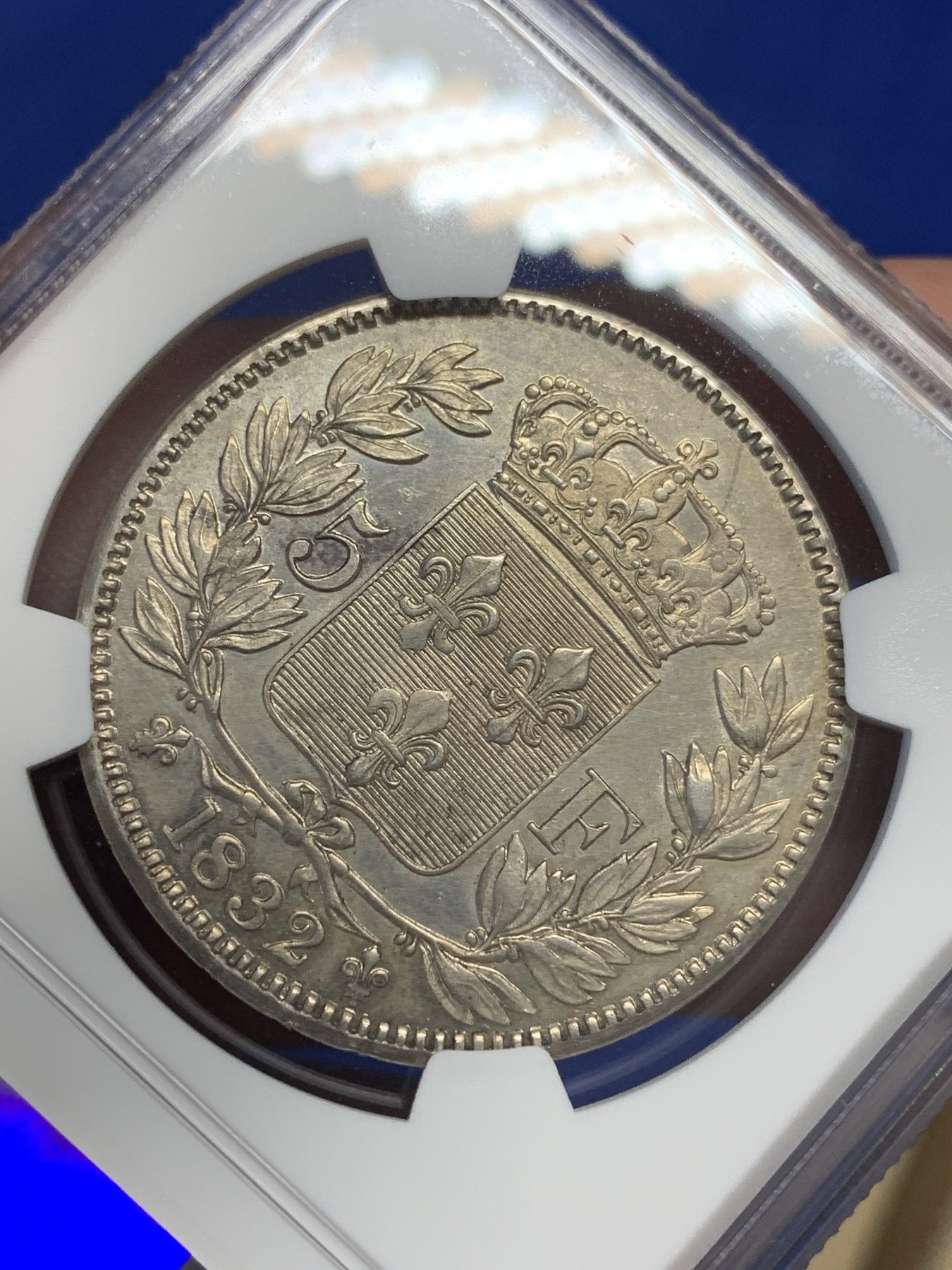 《竞宝斋》第201场-周日，周一 2场 (全场包邮) NGC-MS62 1832年法国亨利五世5法郎 样币 亨利五世仅仅做了7天的法国国王就被迫让位给路易菲利普，正统派的拥立对象 首见1832年