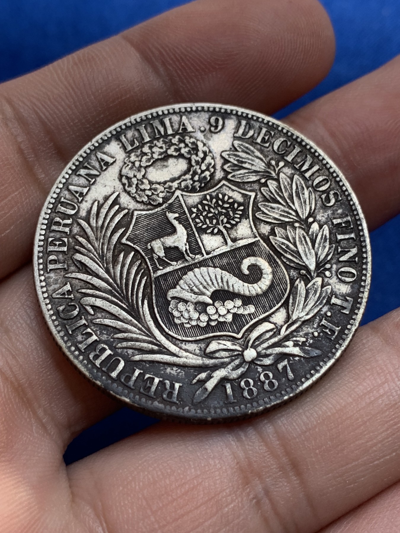 《竞宝斋》第201场-周日，周一 2场 (全场包邮) 秘鲁1887年1索尔大银币，高银版，女神面容五官清晰可见