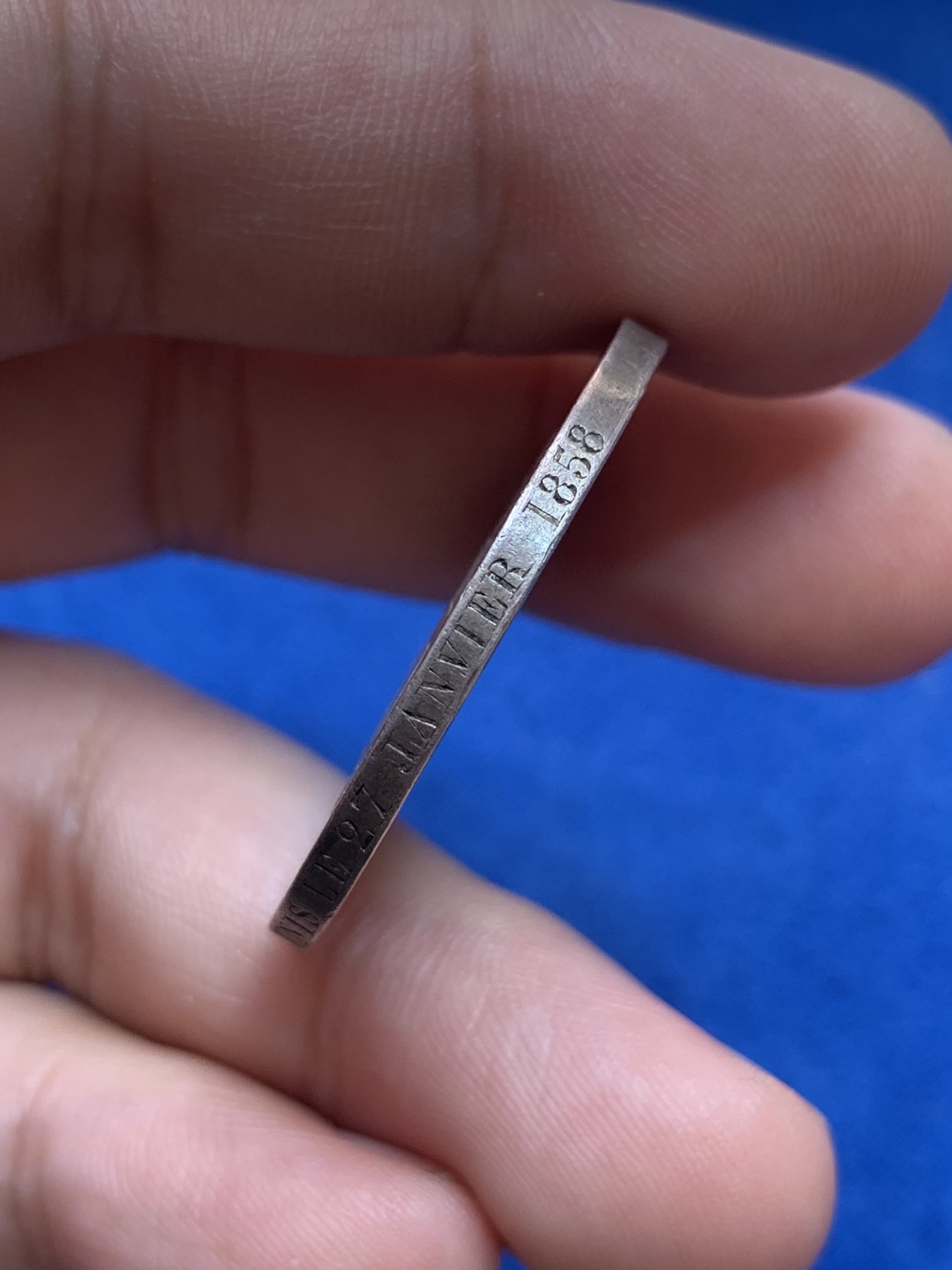 《竞宝斋》第201场-周日，周一 2场 (全场包邮) 法国 1858年 银质 婚章 淡金包浆 背面有花体雕刻 边上结婚的铭文 非常少见   16.1克  33.4mm直径 手指边铭 带银标