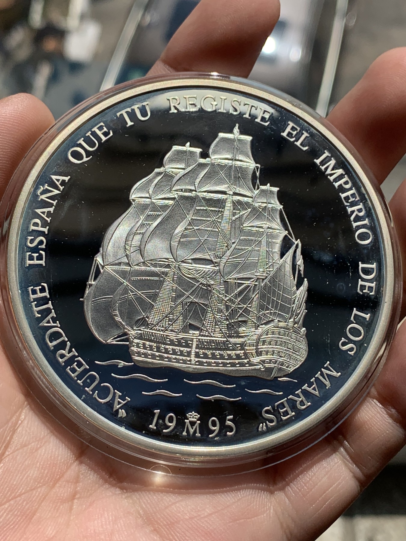 《竞宝斋》第201场-周日，周一 2场 (全场包邮) 西班牙1995年特立尼达战舰25ECU银币 168.75克，925银，原木盒