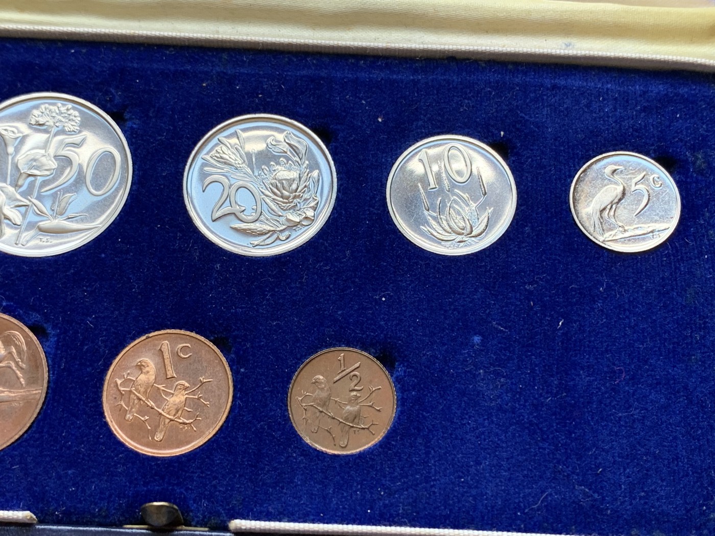 《竞宝斋》第201场-周日，周一 2场 (全场包邮) 南非 1971年套币最大最小2枚有氧化