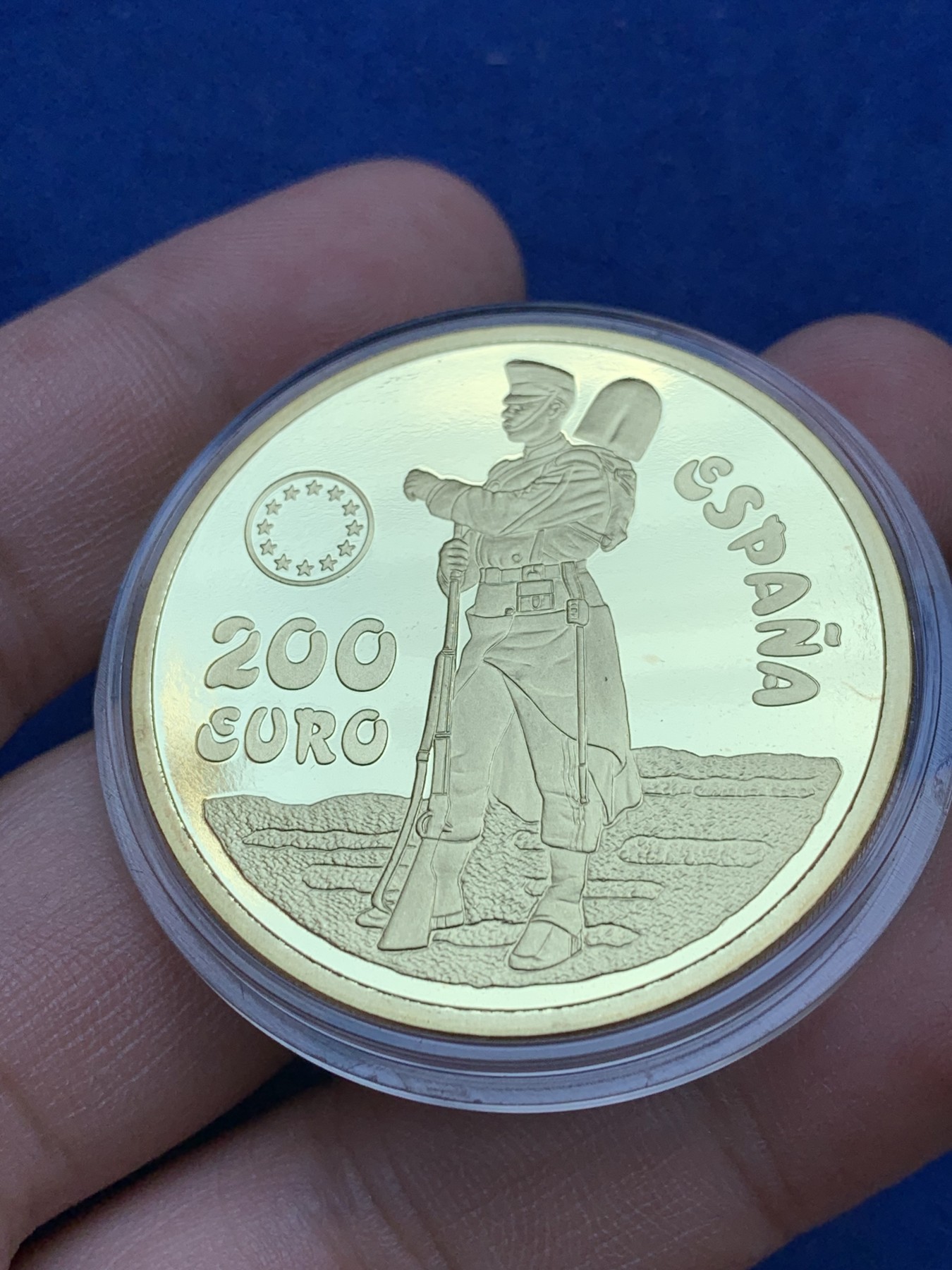 《竞宝斋》第201场-周日，周一 2场 (全场包邮) 西班牙1998年皇家卫队系列 1/5/25/200EURO原盒套币（含金币34.55克+重达209克 925银） 1枚 34.55克 大金币900金+1枚168.75克大银币+1枚33.62克+1枚6.72克