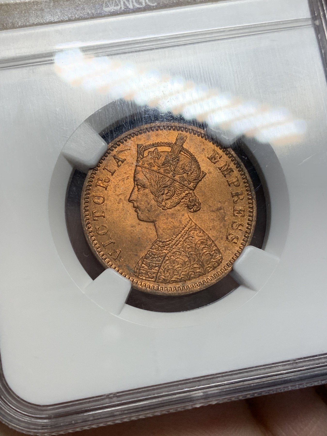 《竞宝斋》第201场-周日，周一 2场 (全场包邮) NGC-MS63RD 1880年 英属印度维多利亚女王1/4安娜铜币，小维皇帝头像。此品种多见BN、RB，RD满铜光难得，小维头像喜人