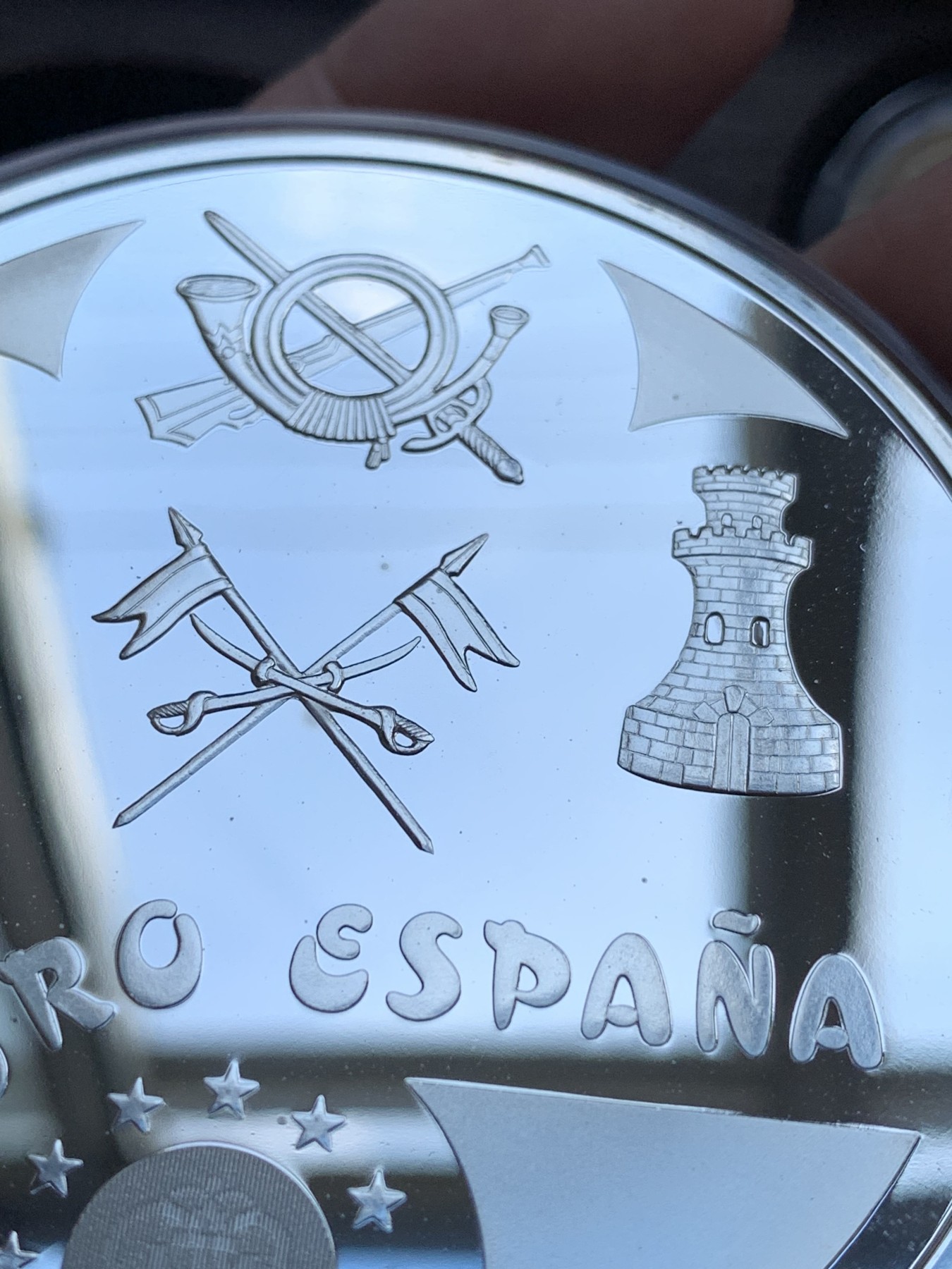 《竞宝斋》第201场-周日，周一 2场 (全场包邮) 西班牙1998年皇家卫队系列 1/5/25/200EURO原盒套币（含金币34.55克+重达209克 925银） 1枚 34.55克 大金币900金+1枚168.75克大银币+1枚33.62克+1枚6.72克