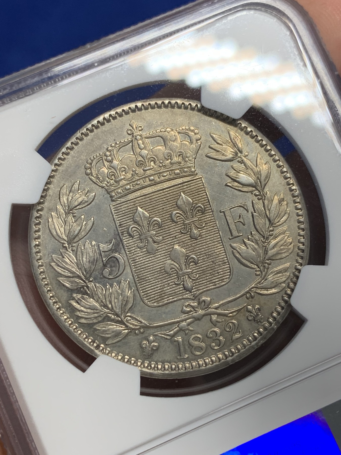 《竞宝斋》第201场-周日，周一 2场 (全场包邮) NGC-MS62 1832年法国亨利五世5法郎 样币 亨利五世仅仅做了7天的法国国王就被迫让位给路易菲利普，正统派的拥立对象 首见1832年