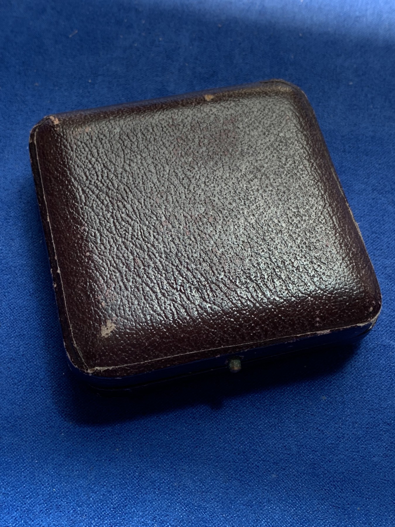 《竞宝斋》第201场-周日，周一 2场 (全场包邮) 1911年英国开放式登山一等银质奖牌，高浮雕女神，很漂亮，好品带原盒。23.3克，38.4mm