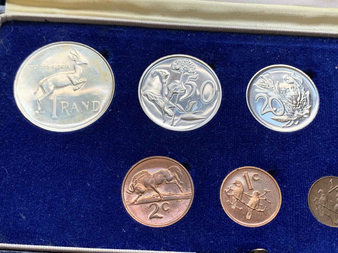 《竞宝斋》第201场-周日，周一 2场 (全场包邮) 南非 1971年套币最大最小2枚有氧化