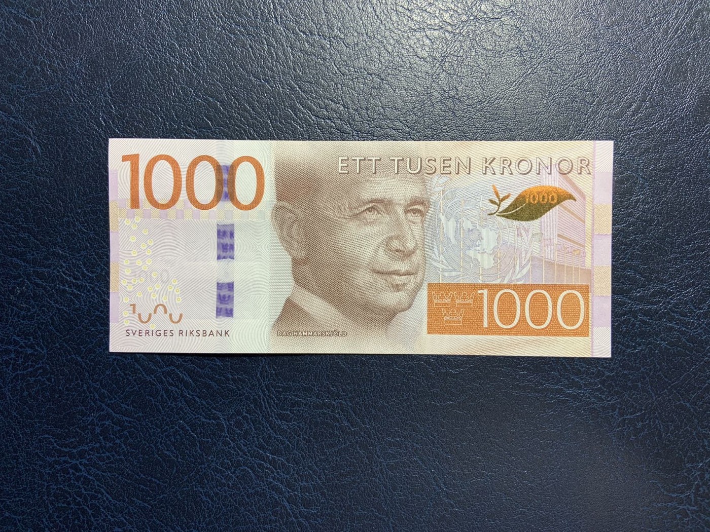 收藏联盟Quantum Auction 第292期拍卖  瑞典2015年1000克朗 品相UNC 号码全程无4 瑞典前外长 第二任联合国秘书长达格·哈马舍尔德