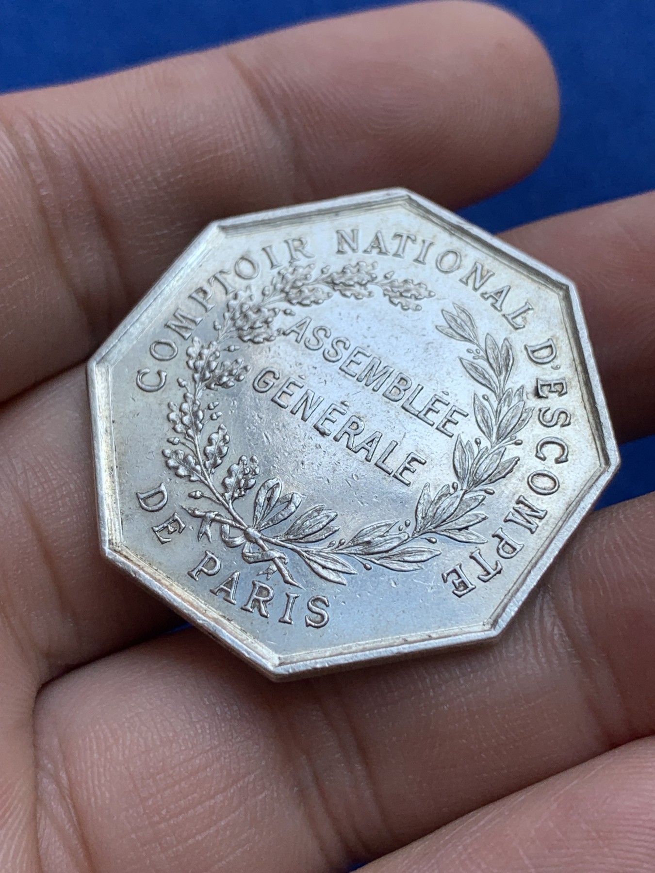 《竞宝斋》第201场-周日，周一 2场 (全场包邮) 法国巴黎银行八角银质代币   重量：18.1g 34.7mm  边铭：银标＋野猪标