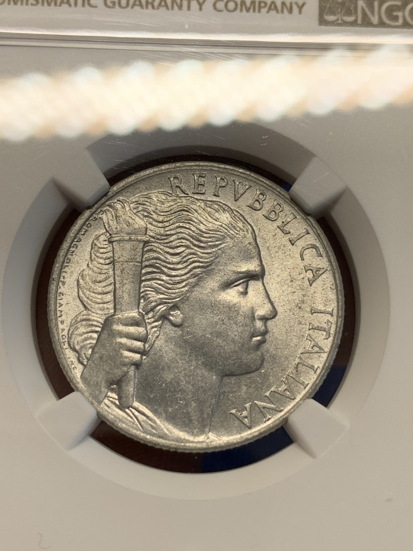 《竞宝斋》第201场-周日，周一 2场 (全场包邮) NGC-MS64 季军分 意大利1949年火炬女神5里拉，火炬女神与葡萄，极富艺术气息的意式设计。季军分数，更高分仅3枚，64高分不易