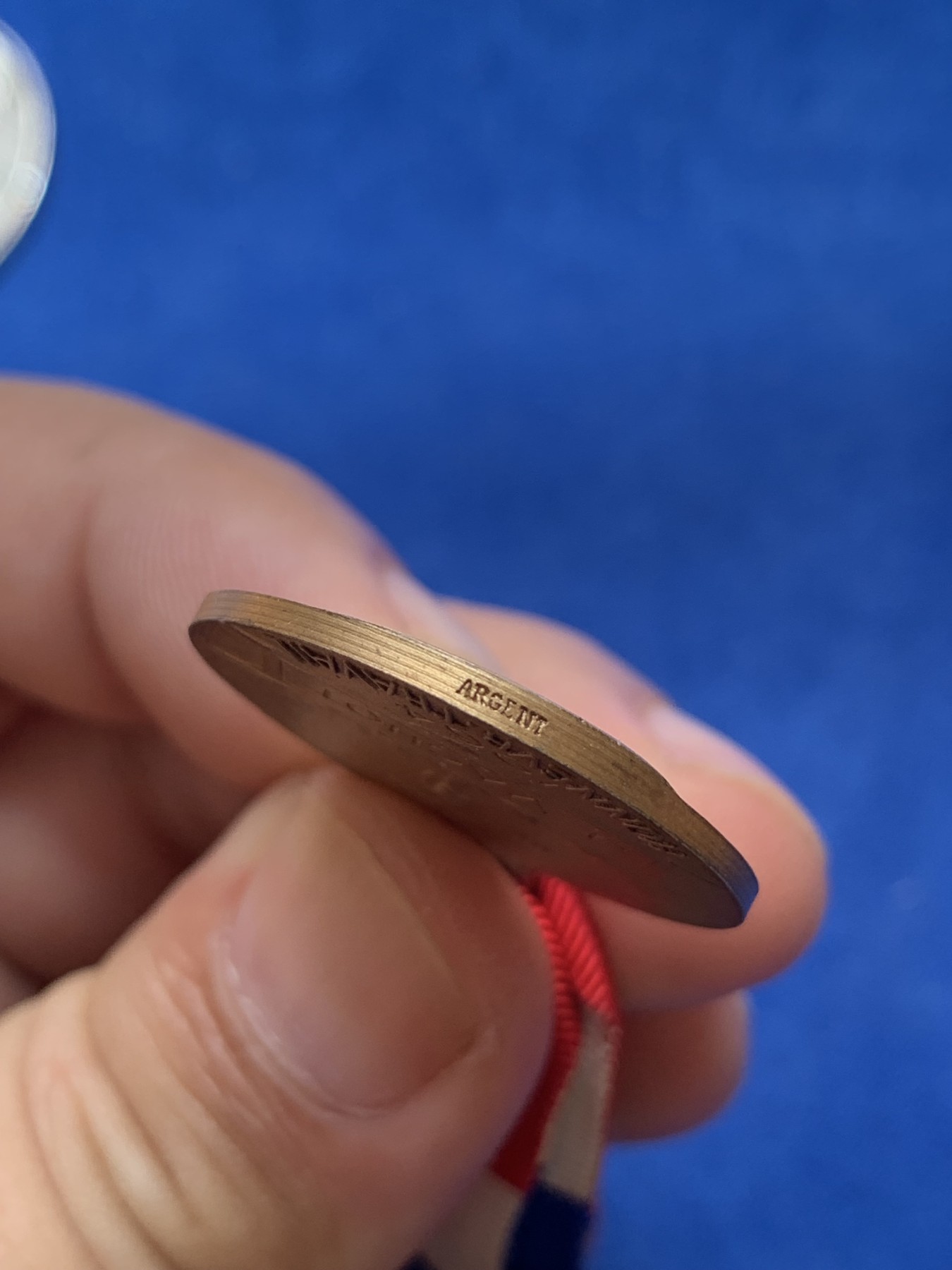 《竞宝斋》第201场-周日，周一 2场 (全场包邮) 法国1964年镀金银质奖章，正面为玛丽安娜，背面为锤子和奖章获得者的姓名，非常漂亮