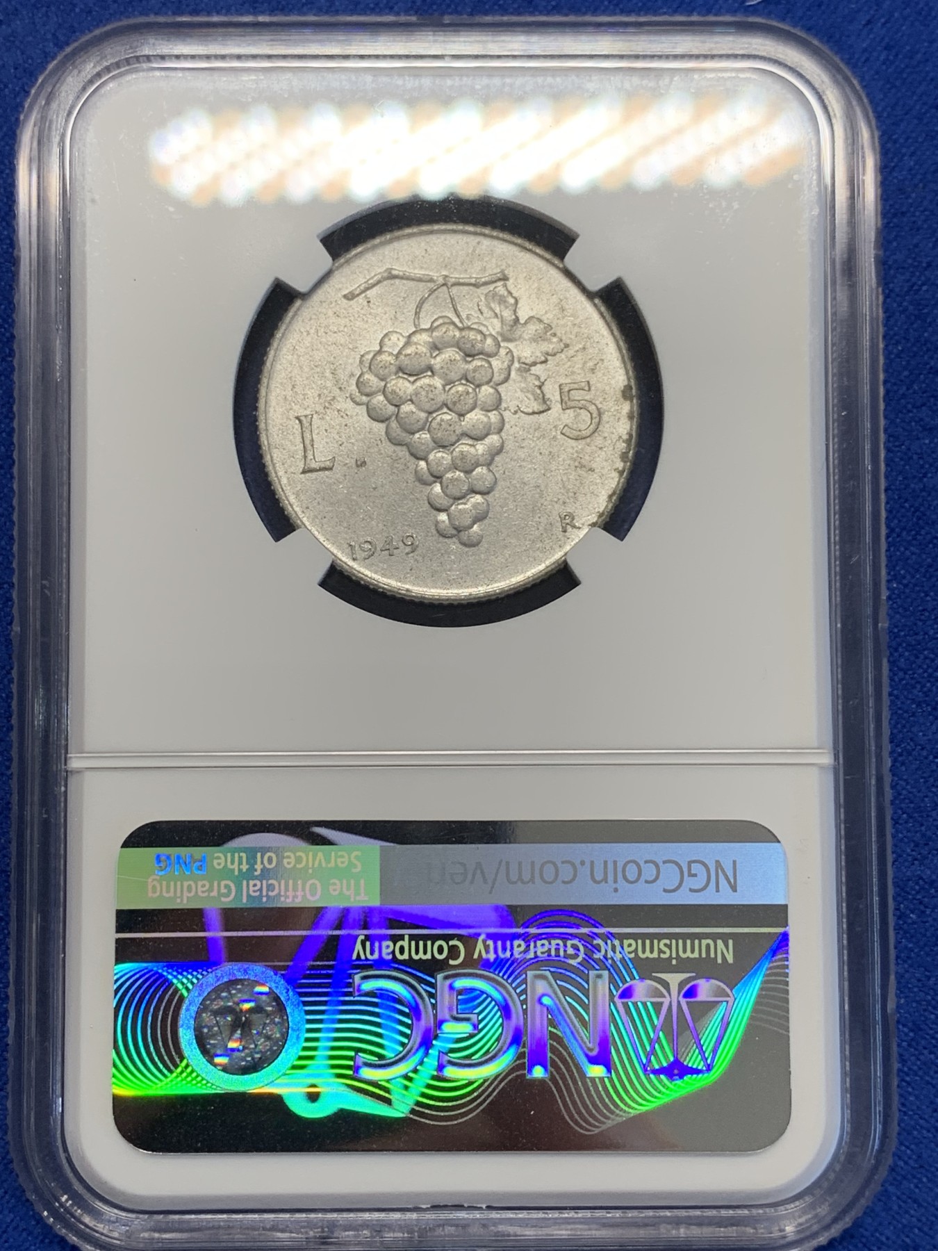 《竞宝斋》第201场-周日，周一 2场 (全场包邮) NGC-MS64 季军分 意大利1949年火炬女神5里拉，火炬女神与葡萄，极富艺术气息的意式设计。季军分数，更高分仅3枚，64高分不易