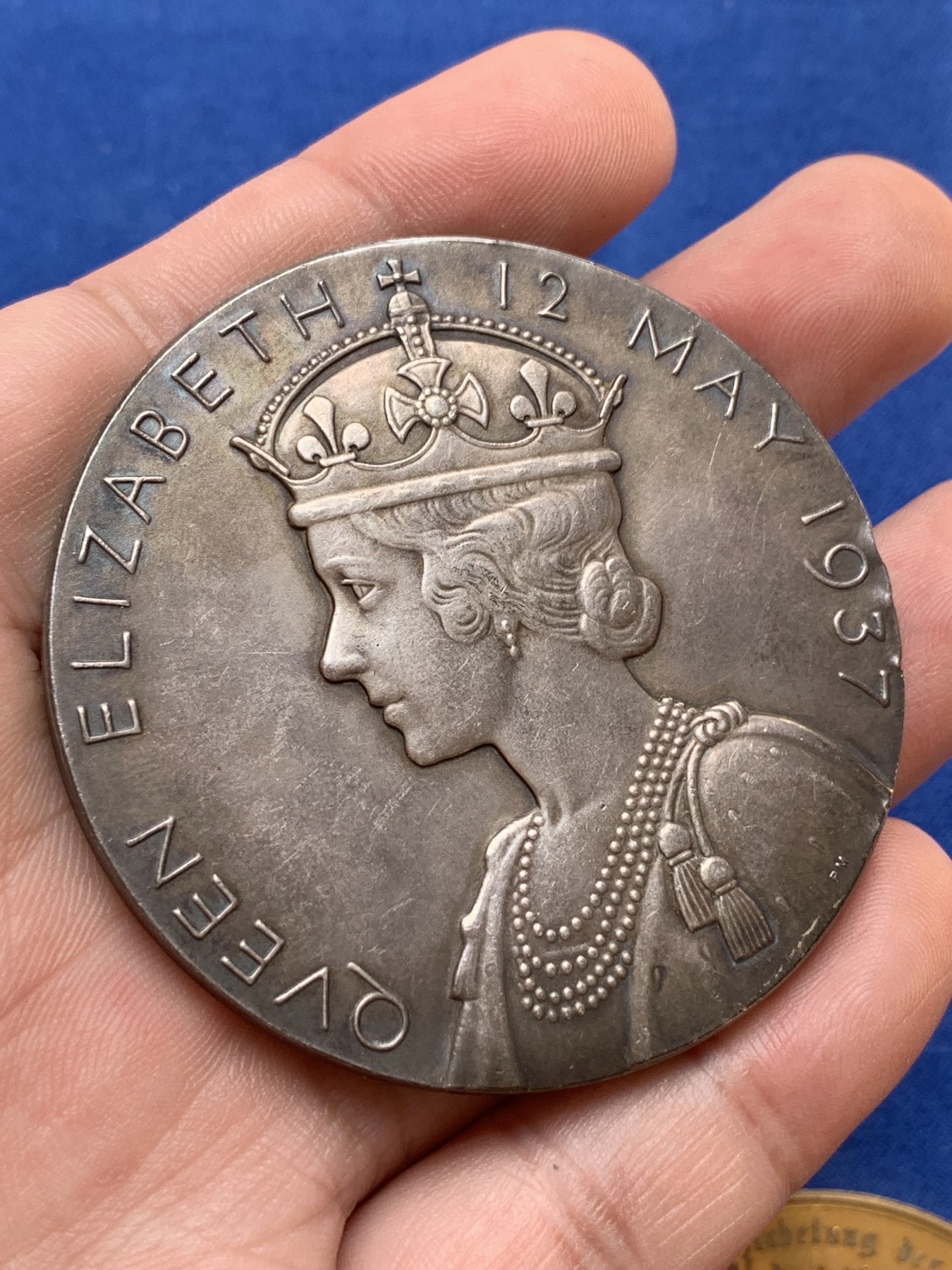 《竞宝斋》第201场-周日，周一 2场 (全场包邮) 1937年乔治六世加冕纪念大银章，57mm，91.2g 少见品种