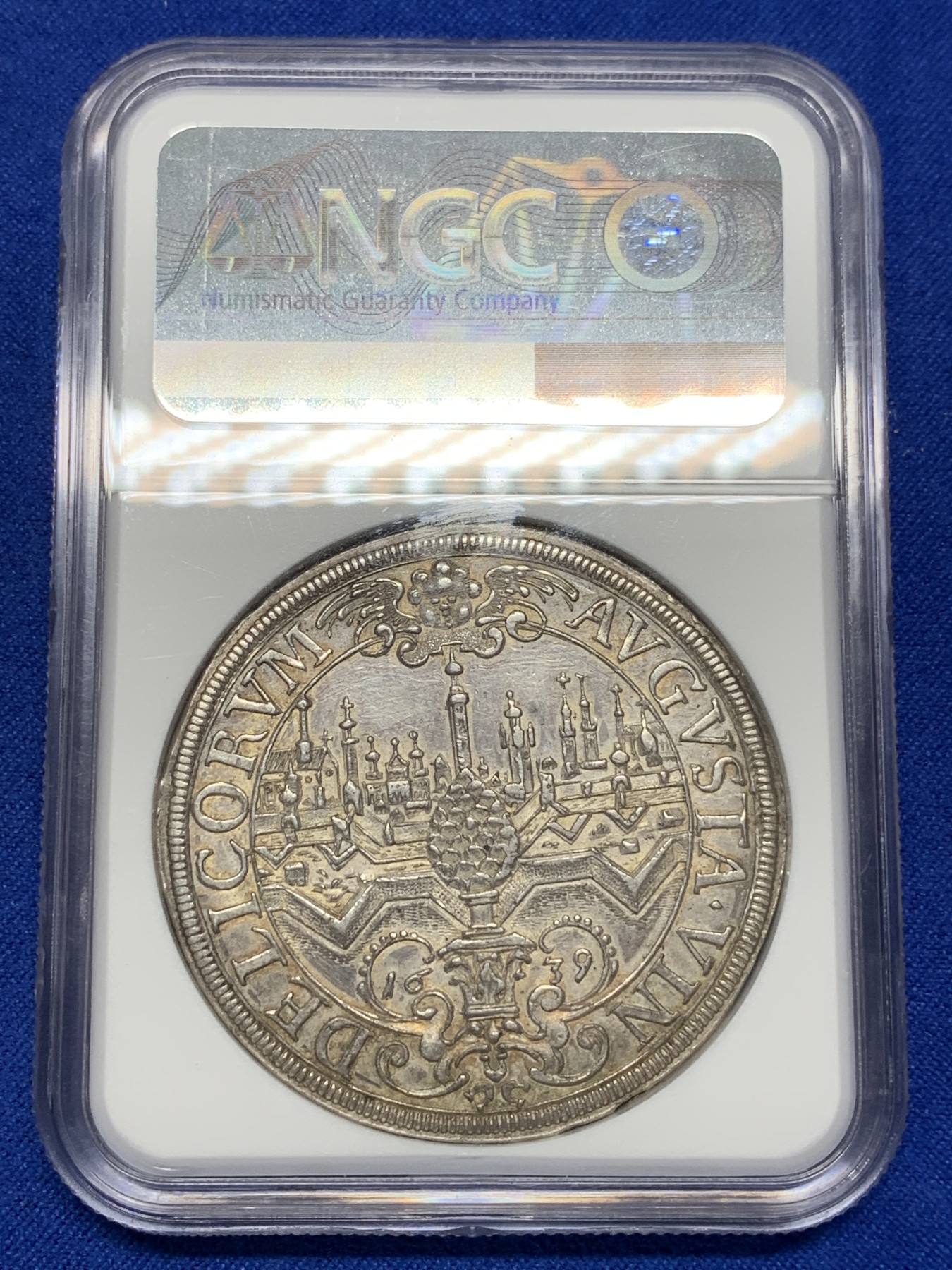 《竞宝斋》第201场-周日，周一 2场 (全场包邮) NGC AUD 德国 1639年 奥格斯堡城市景观1泰勒银币 味道很好