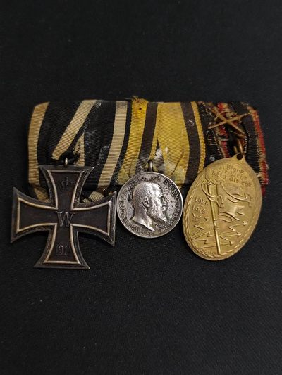 老王徽章拍卖第七期 - 德国一战三联排奖章  二级铁十字、符腾堡银级战功、基夫霍伊泽老兵奖章绶带双剑勋饰
