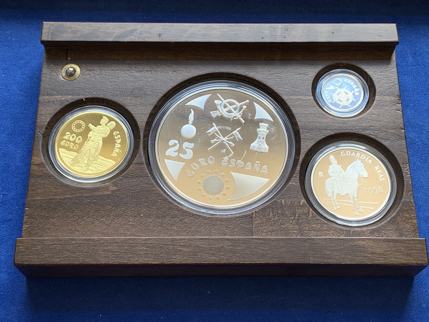 《竞宝斋》第201场-周日，周一 2场 (全场包邮) 西班牙1998年皇家卫队系列 1/5/25/200EURO原盒套币（含金币34.55克+重达209克 925银） 1枚 34.55克 大金币900金+1枚168.75克大银币+1枚33.62克+1枚6.72克