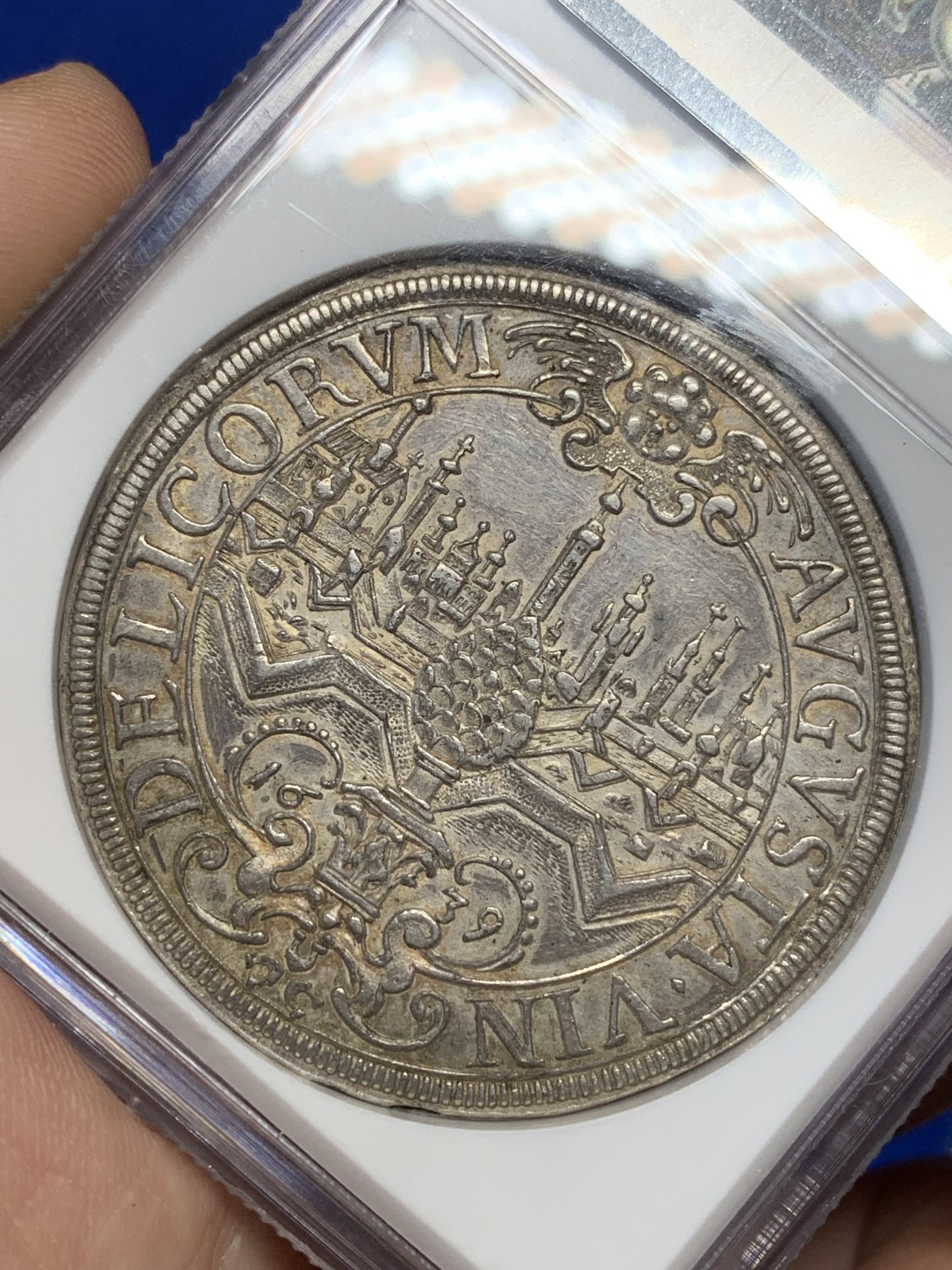 《竞宝斋》第201场-周日，周一 2场 (全场包邮) NGC AUD 德国 1639年 奥格斯堡城市景观1泰勒银币 味道很好