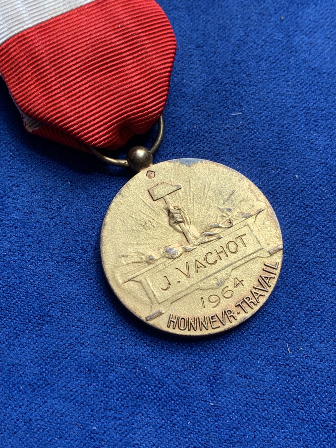 《竞宝斋》第201场-周日，周一 2场 (全场包邮) 法国1964年镀金银质奖章，正面为玛丽安娜，背面为锤子和奖章获得者的姓名，非常漂亮