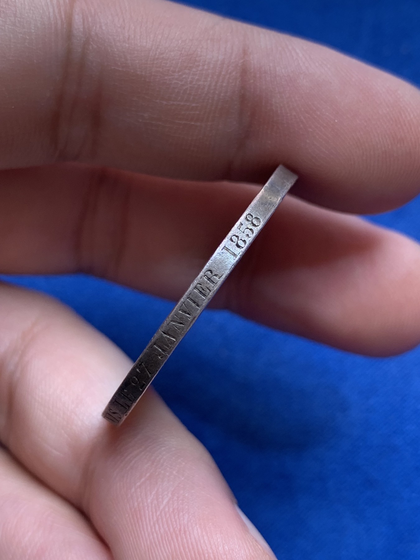 《竞宝斋》第201场-周日，周一 2场 (全场包邮) 法国 1858年 银质 婚章 淡金包浆 背面有花体雕刻 边上结婚的铭文 非常少见   16.1克  33.4mm直径 手指边铭 带银标