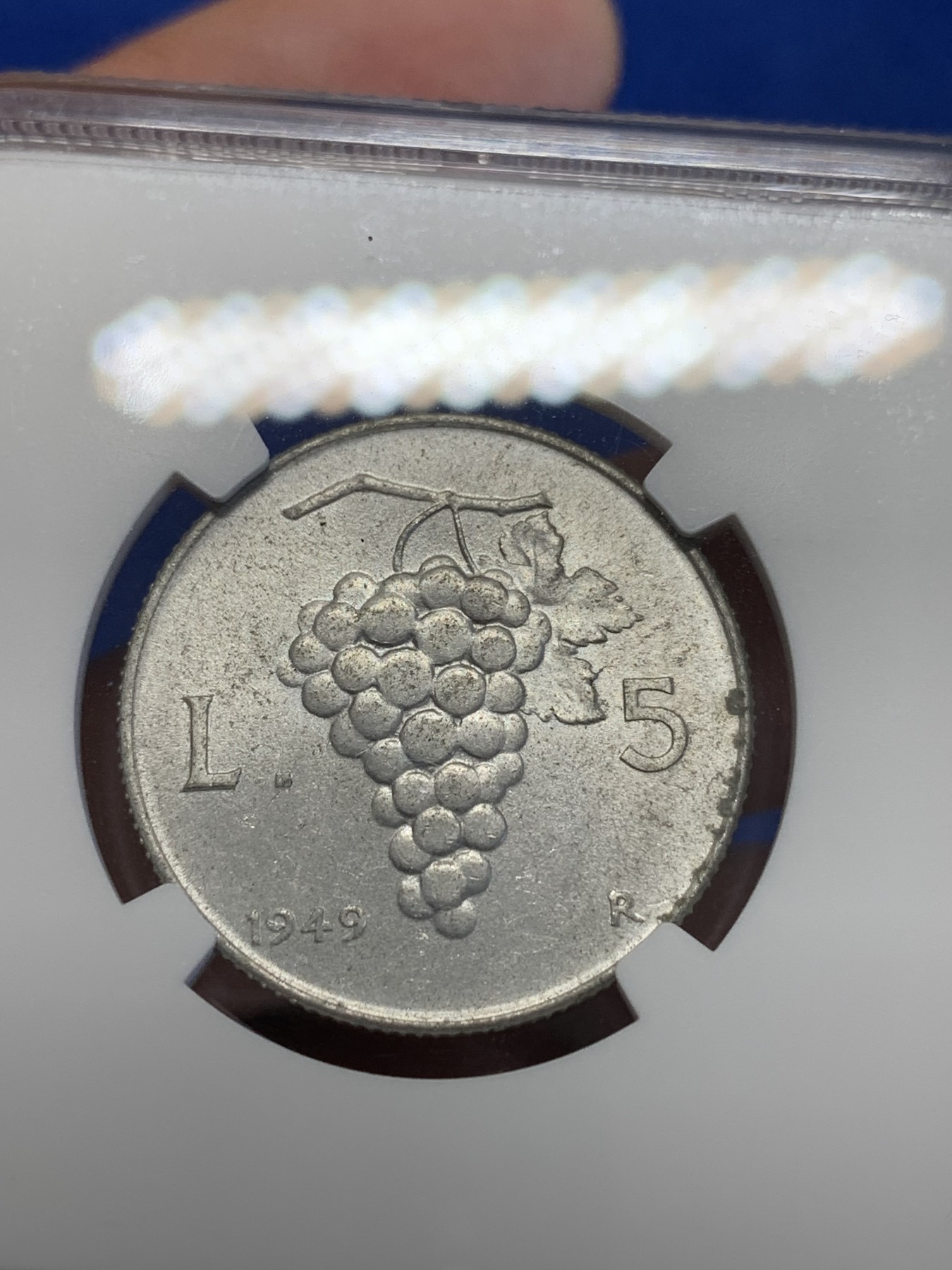 《竞宝斋》第201场-周日，周一 2场 (全场包邮) NGC-MS64 季军分 意大利1949年火炬女神5里拉，火炬女神与葡萄，极富艺术气息的意式设计。季军分数，更高分仅3枚，64高分不易