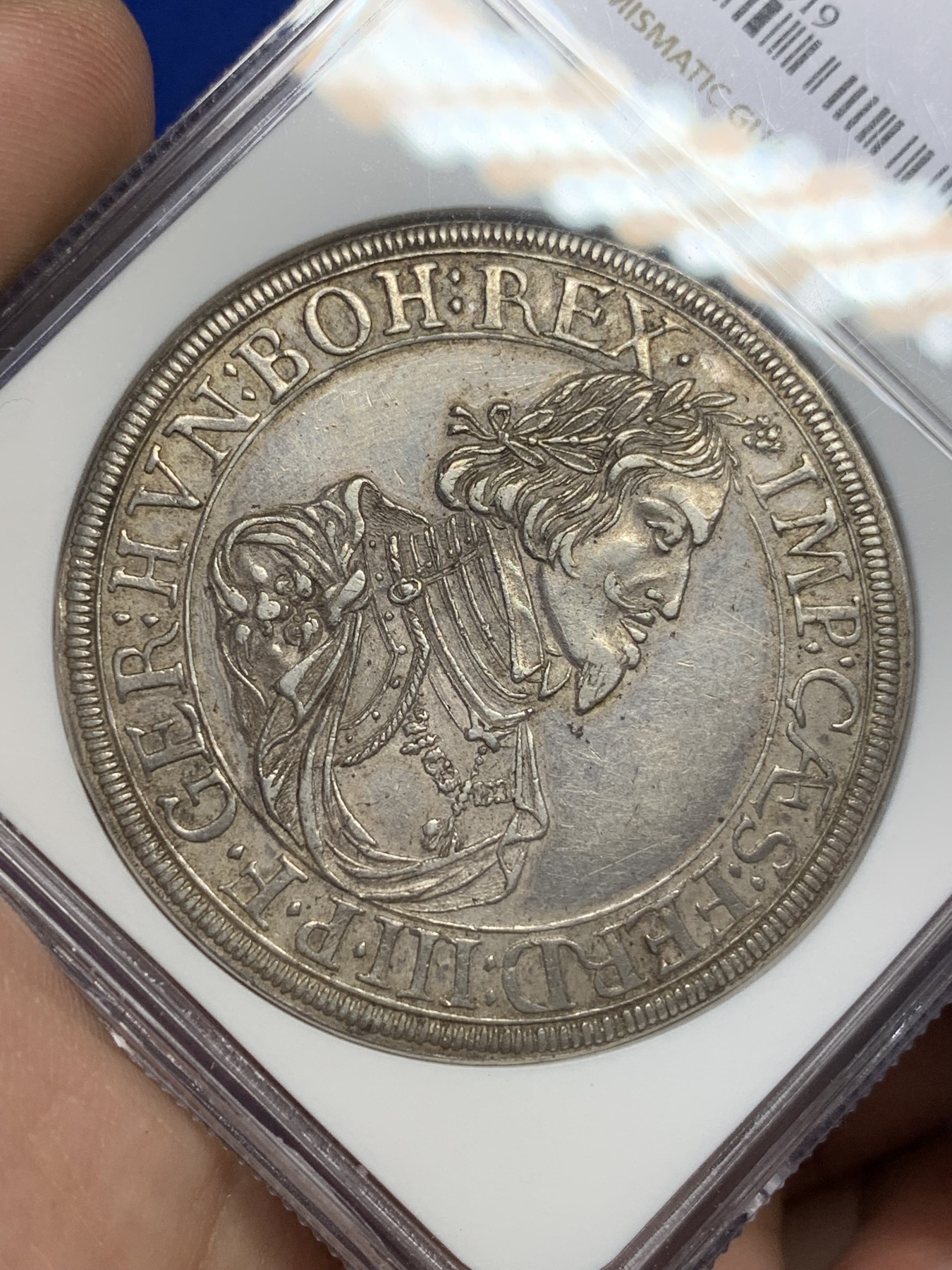 《竞宝斋》第201场-周日，周一 2场 (全场包邮) NGC AUD 德国 1639年 奥格斯堡城市景观1泰勒银币 味道很好