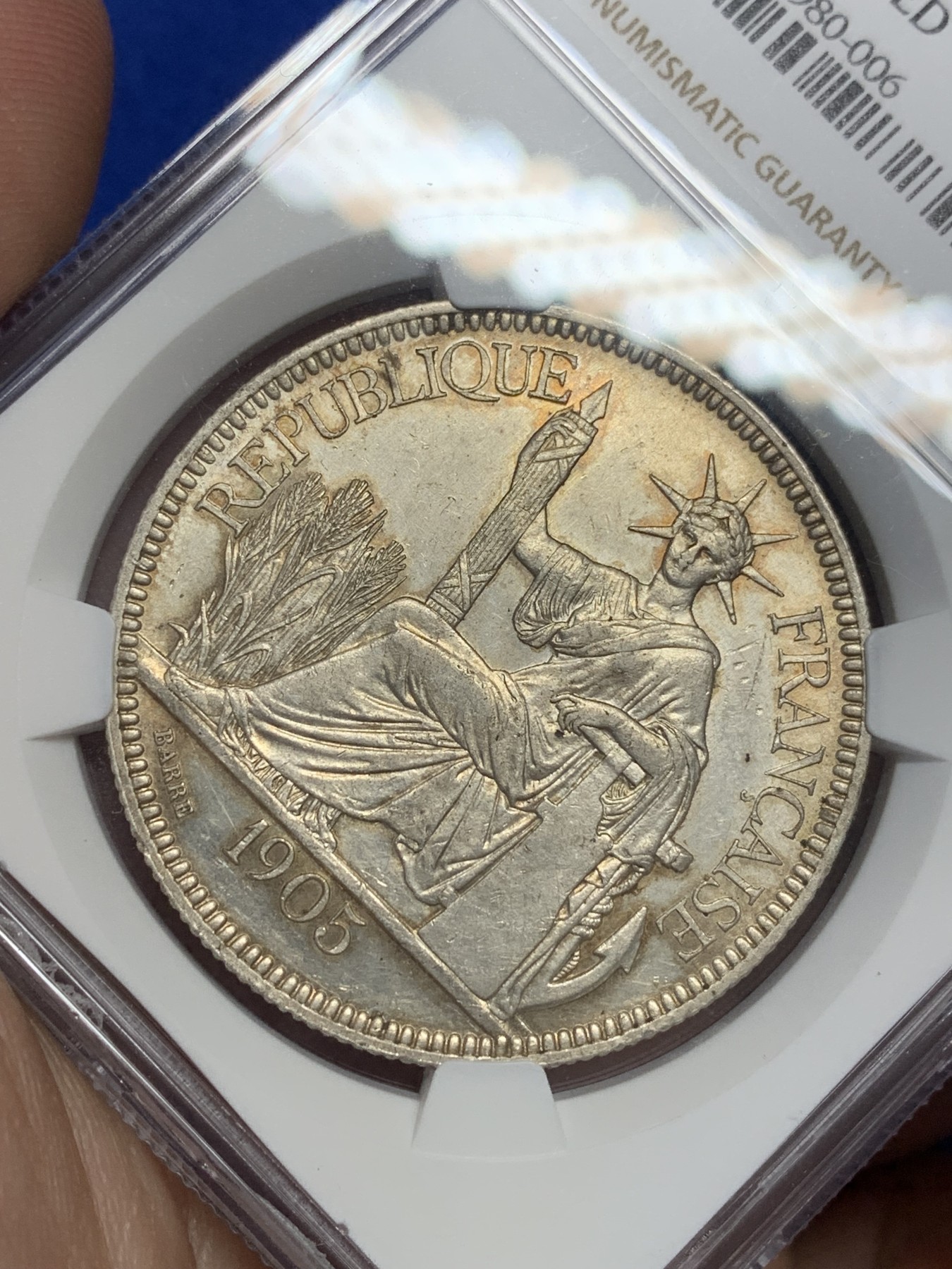 《竞宝斋》第201场-周日，周一 2场 (全场包邮) NGC UNC 法属印支 1905年 坐人 银元 正反淡彩包浆 光好 感觉可以给分的 年份也不错