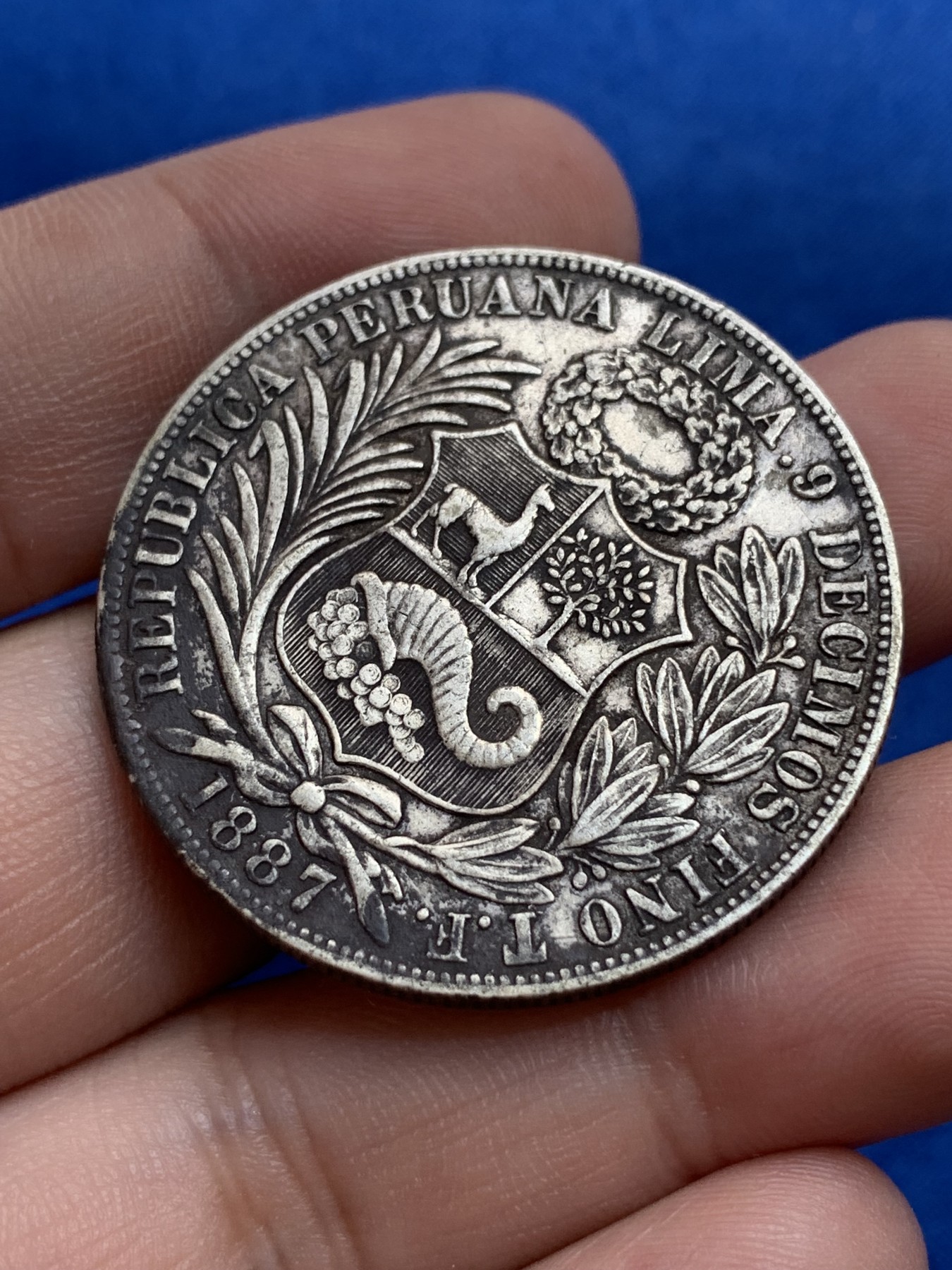 《竞宝斋》第201场-周日，周一 2场 (全场包邮) 秘鲁1887年1索尔大银币，高银版，女神面容五官清晰可见