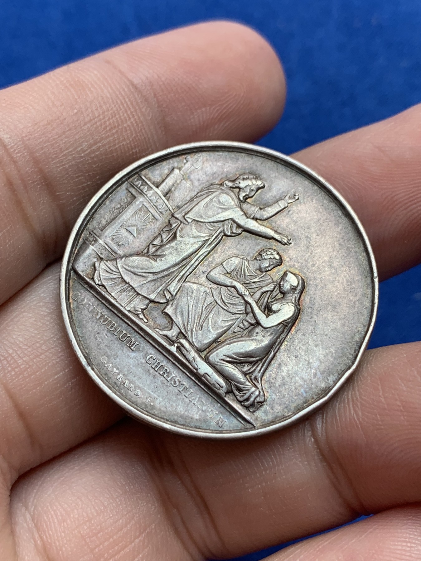 《竞宝斋》第201场-周日，周一 2场 (全场包邮) 法国 1858年 银质 婚章 淡金包浆 背面有花体雕刻 边上结婚的铭文 非常少见   16.1克  33.4mm直径 手指边铭 带银标