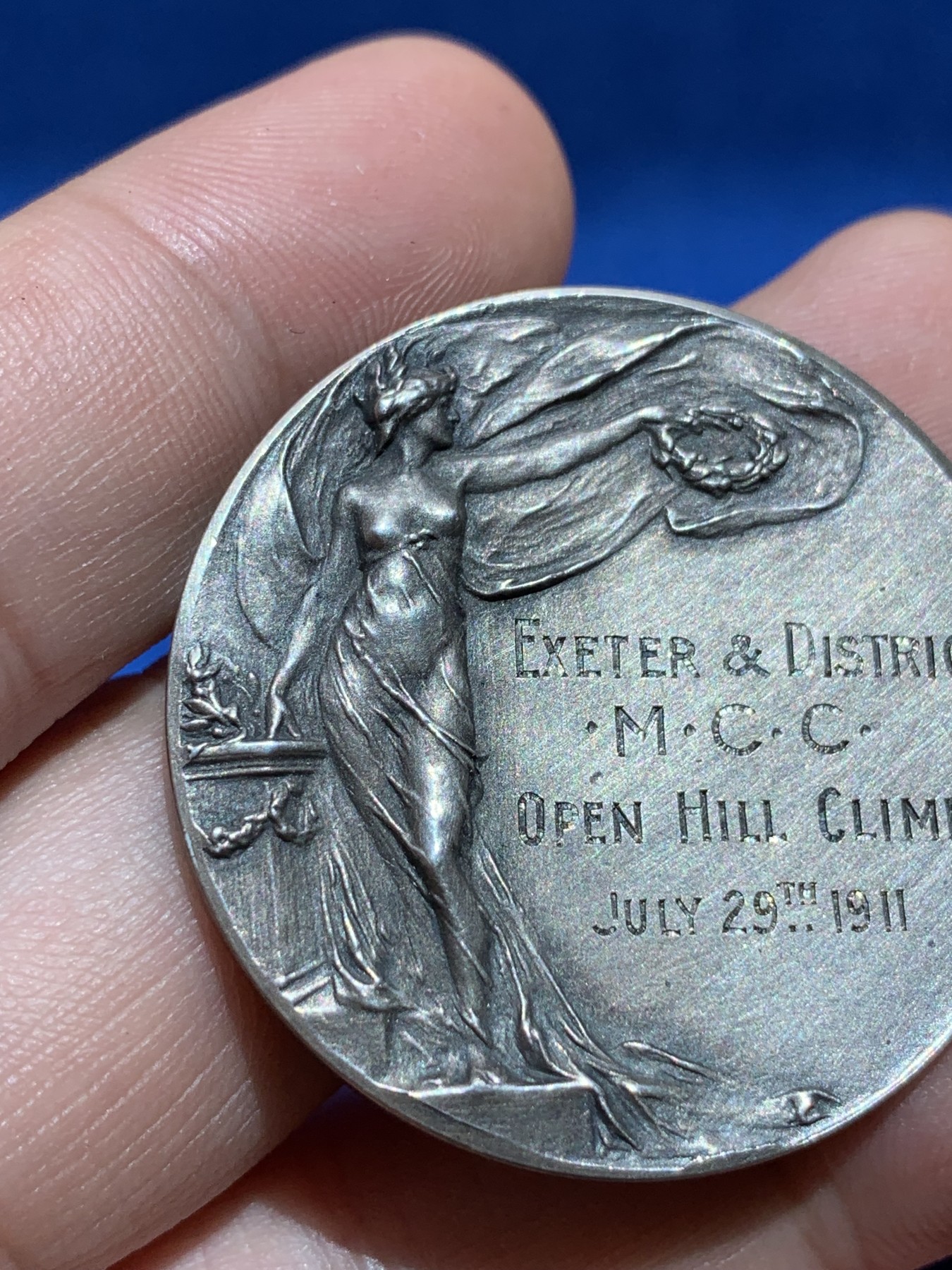 《竞宝斋》第201场-周日，周一 2场 (全场包邮) 1911年英国开放式登山一等银质奖牌，高浮雕女神，很漂亮，好品带原盒。23.3克，38.4mm