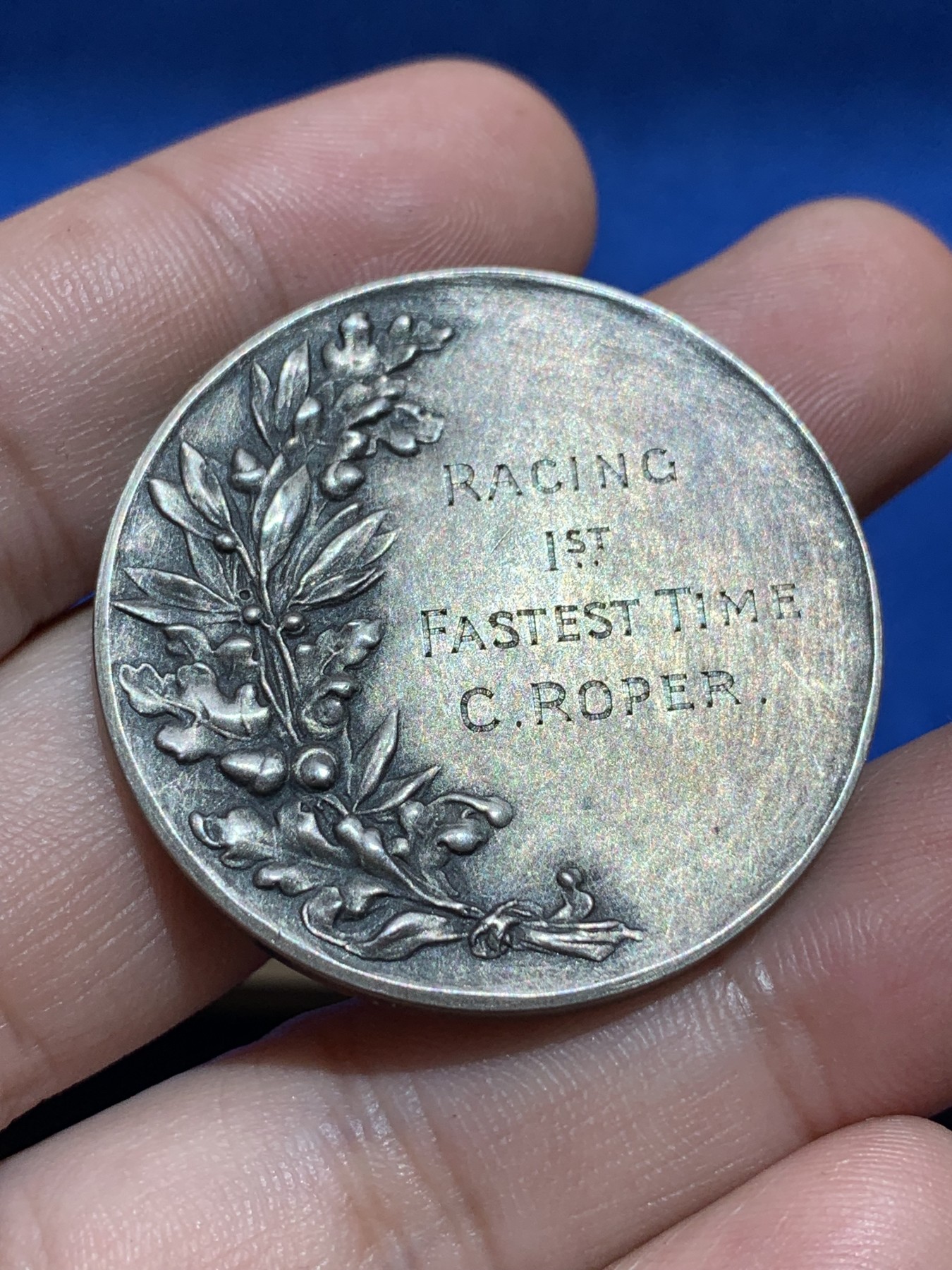 《竞宝斋》第201场-周日，周一 2场 (全场包邮) 1911年英国开放式登山一等银质奖牌，高浮雕女神，很漂亮，好品带原盒。23.3克，38.4mm