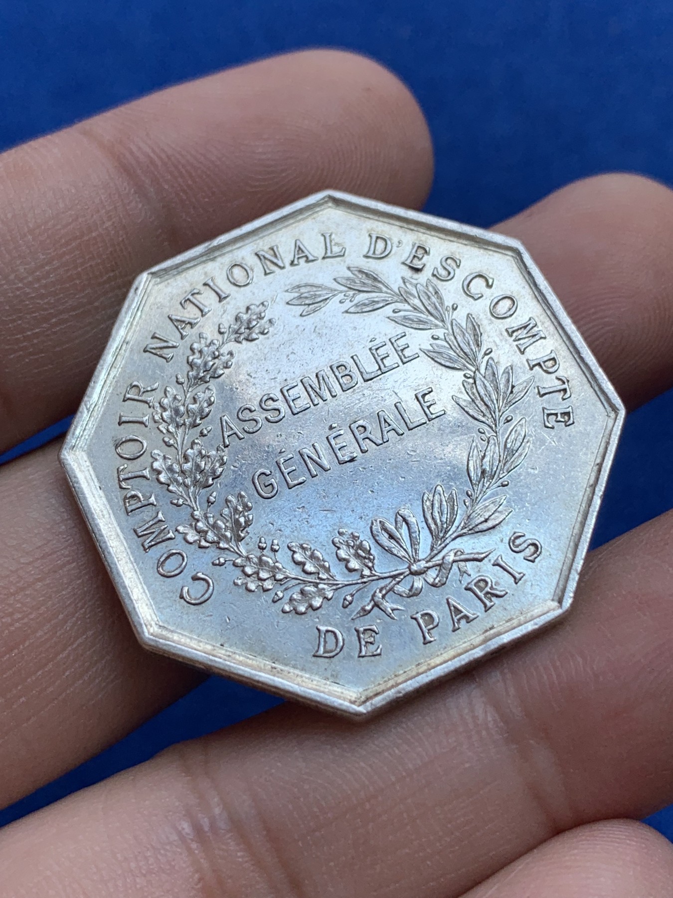 《竞宝斋》第201场-周日，周一 2场 (全场包邮) 法国巴黎银行八角银质代币   重量：18.1g 34.7mm  边铭：银标＋野猪标